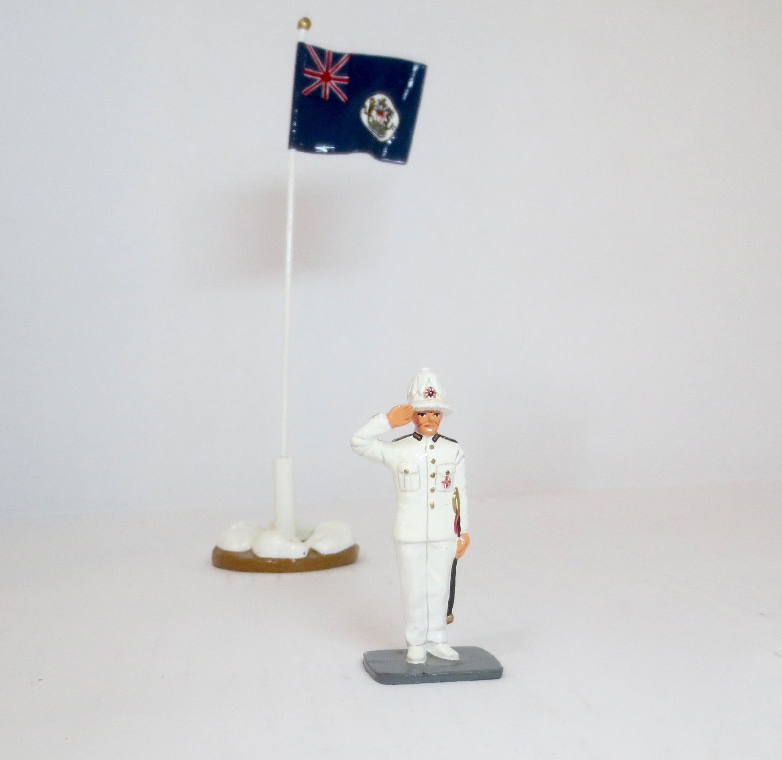 King & Country "His Excellency The Governor": Saluting the flag. 2 pieces. Excellent condition. Unboxed.