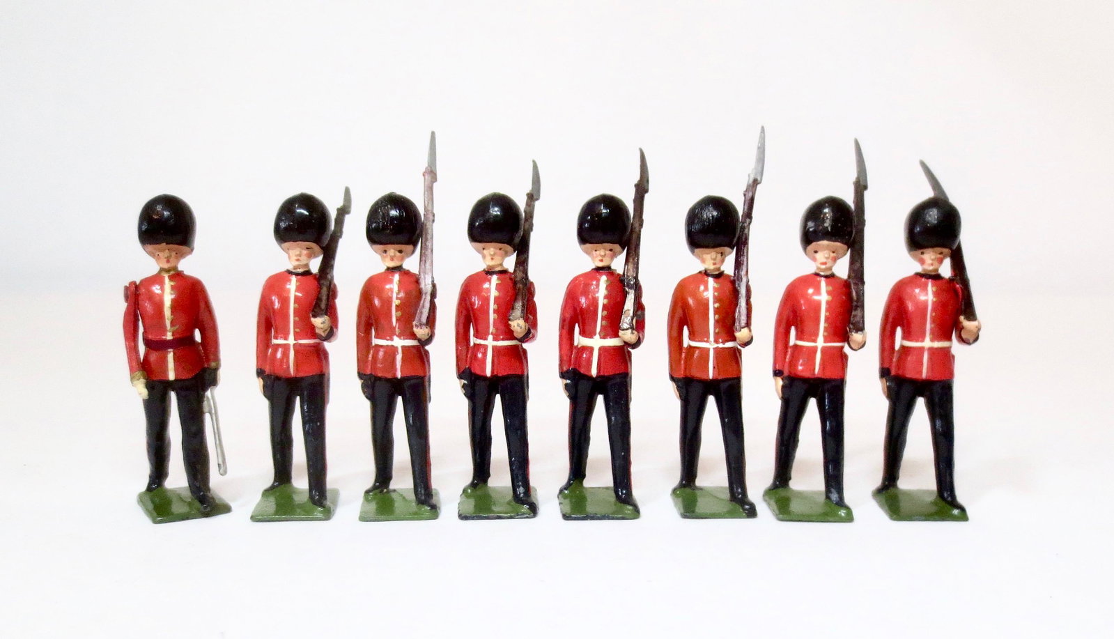Britains #75 The Scots Guards: Post war issue. Excellent to very good condition. Unboxed. 8 pieces.
