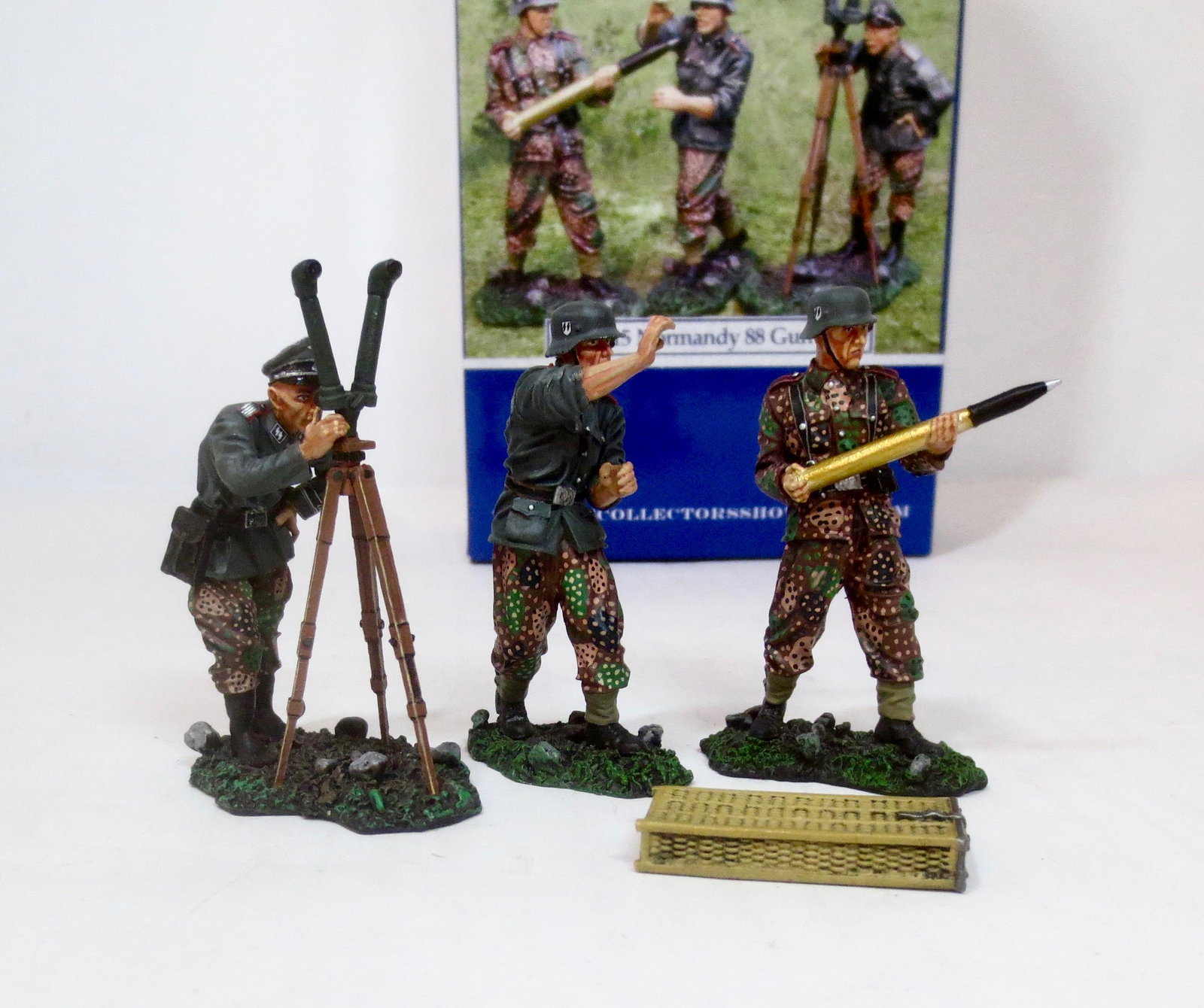 Collectors Showcase #CS00515 Normandy: 88MM Gun Crew. 4 pieces. Near mint condition. Box excellent.