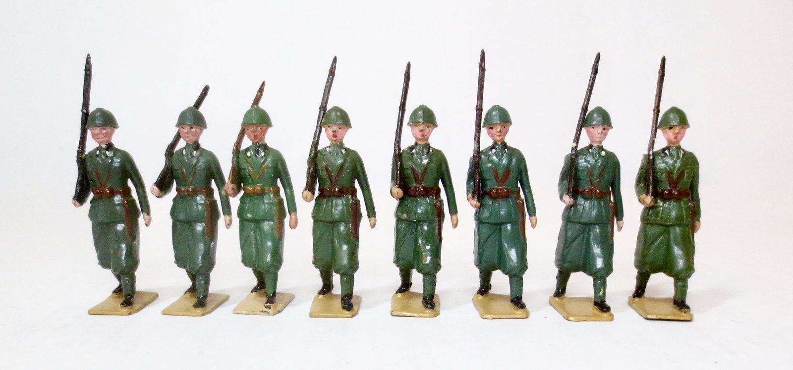 Britains #1435 Italian Infantry: Marching at the slope. Post war issue. 8 pieces. Excellent condition. Mismatched paint. Unboxed.