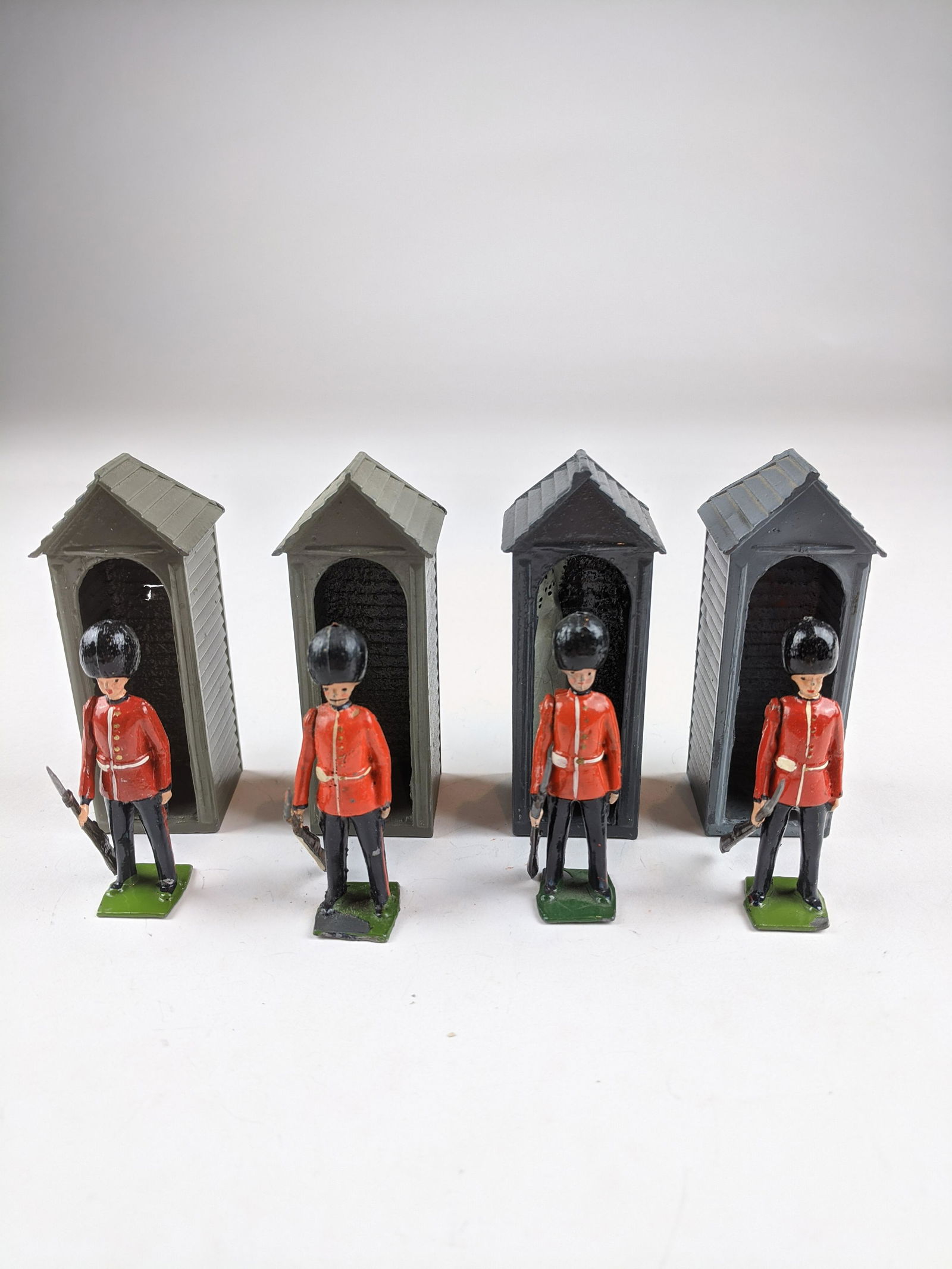 Britains #329 Sentry Box And Sentry (1 of 1)
