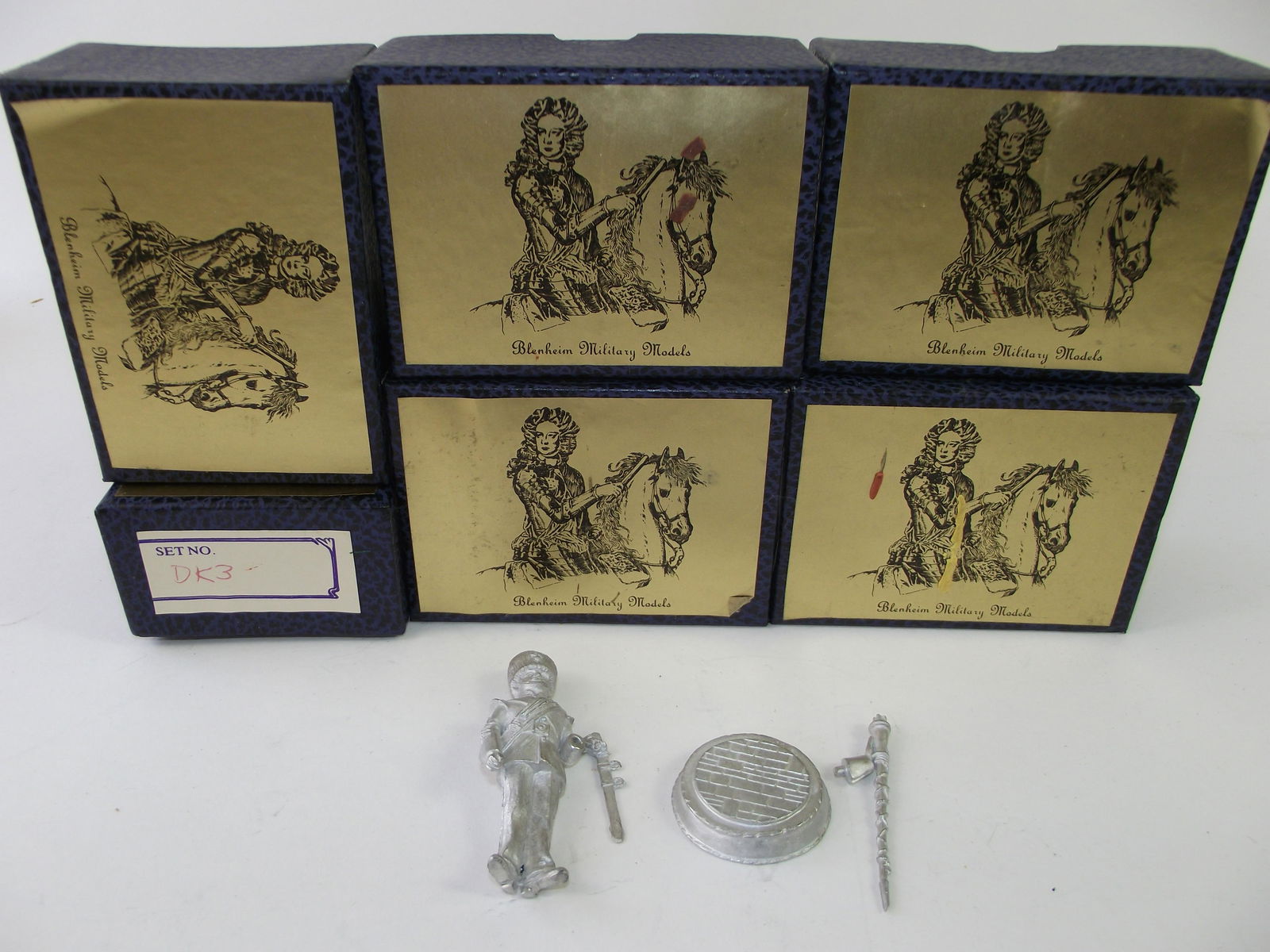 Blenheim DK 3 Derek Knight Castings: 6 complete sets with boxes, mint. Royal Inniskilling Fusiliers, Drum Major, 1884. White metal castings sculpted by Derek Knight. Assembly required, painting instruction included