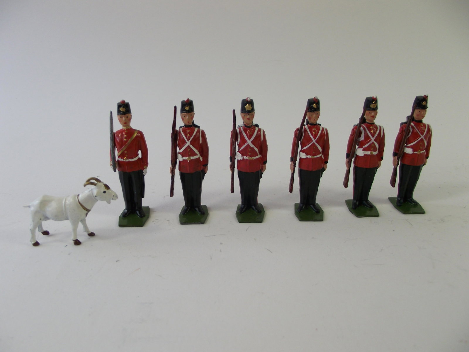 Britains #2182 Fort Henry Guards w/ Mascot: Complete set, mint. Original box is not included. 7 pcs. Post war Britains, made 1957-1966.