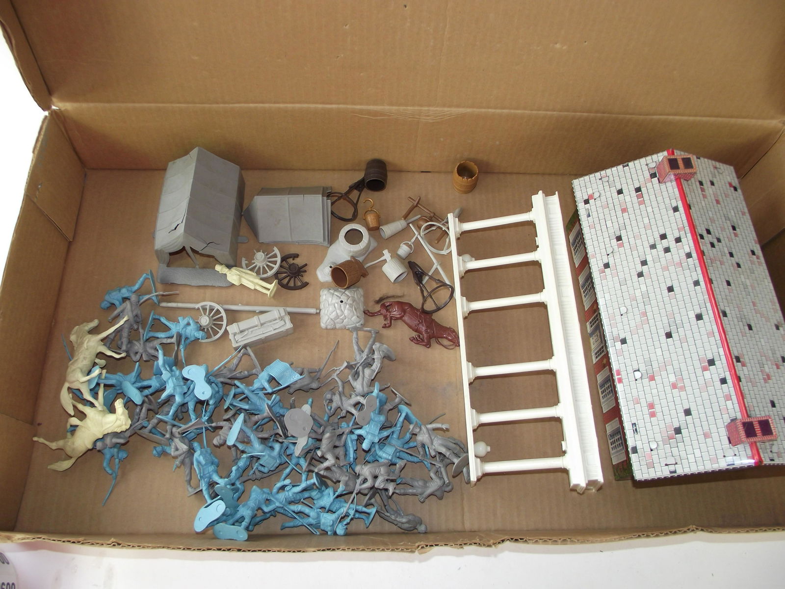 Marx Battle of the Blue and Grey Playset (1 of 2)