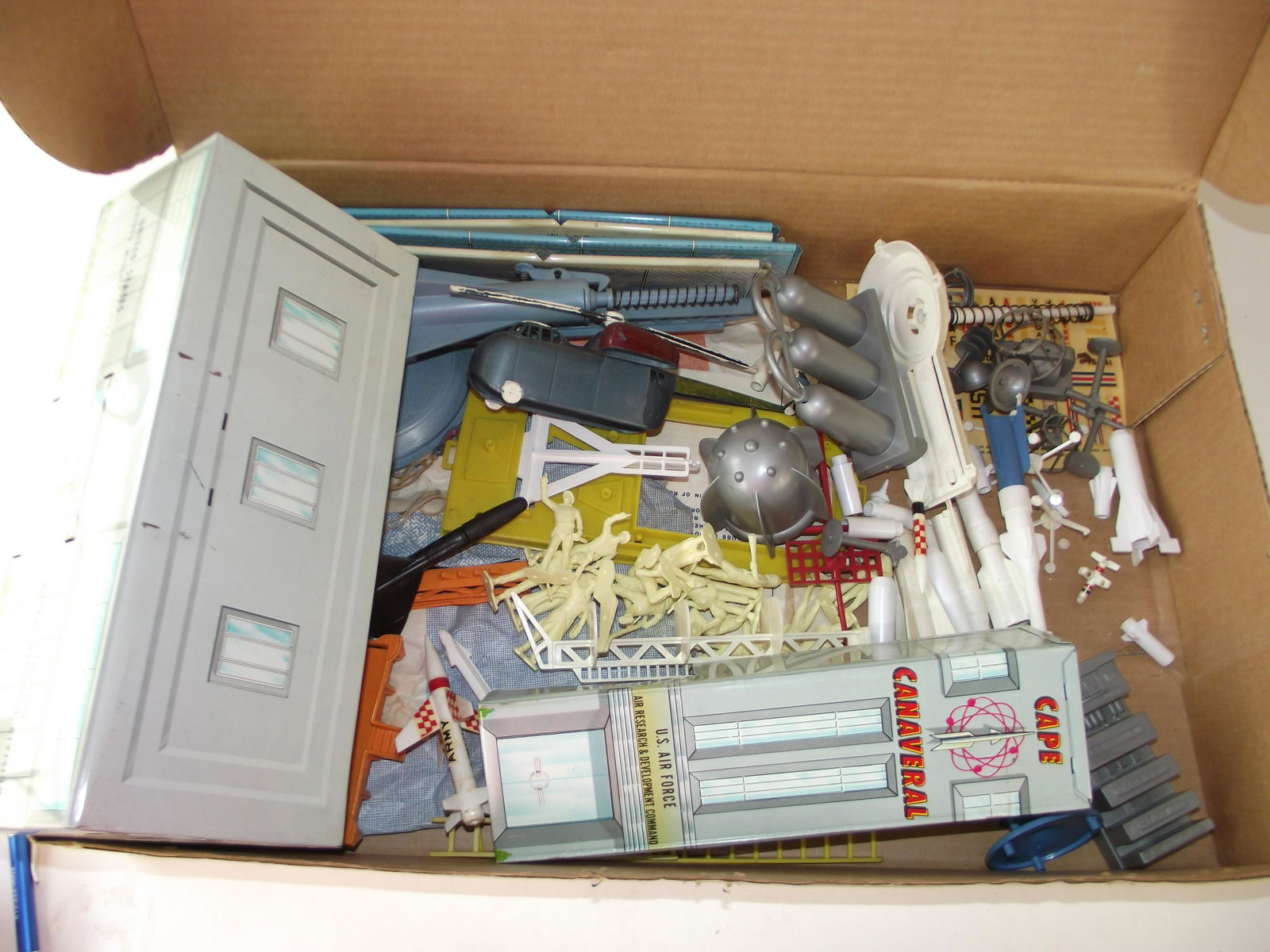 Marx Cape Canaveral Playset (1 of 2)