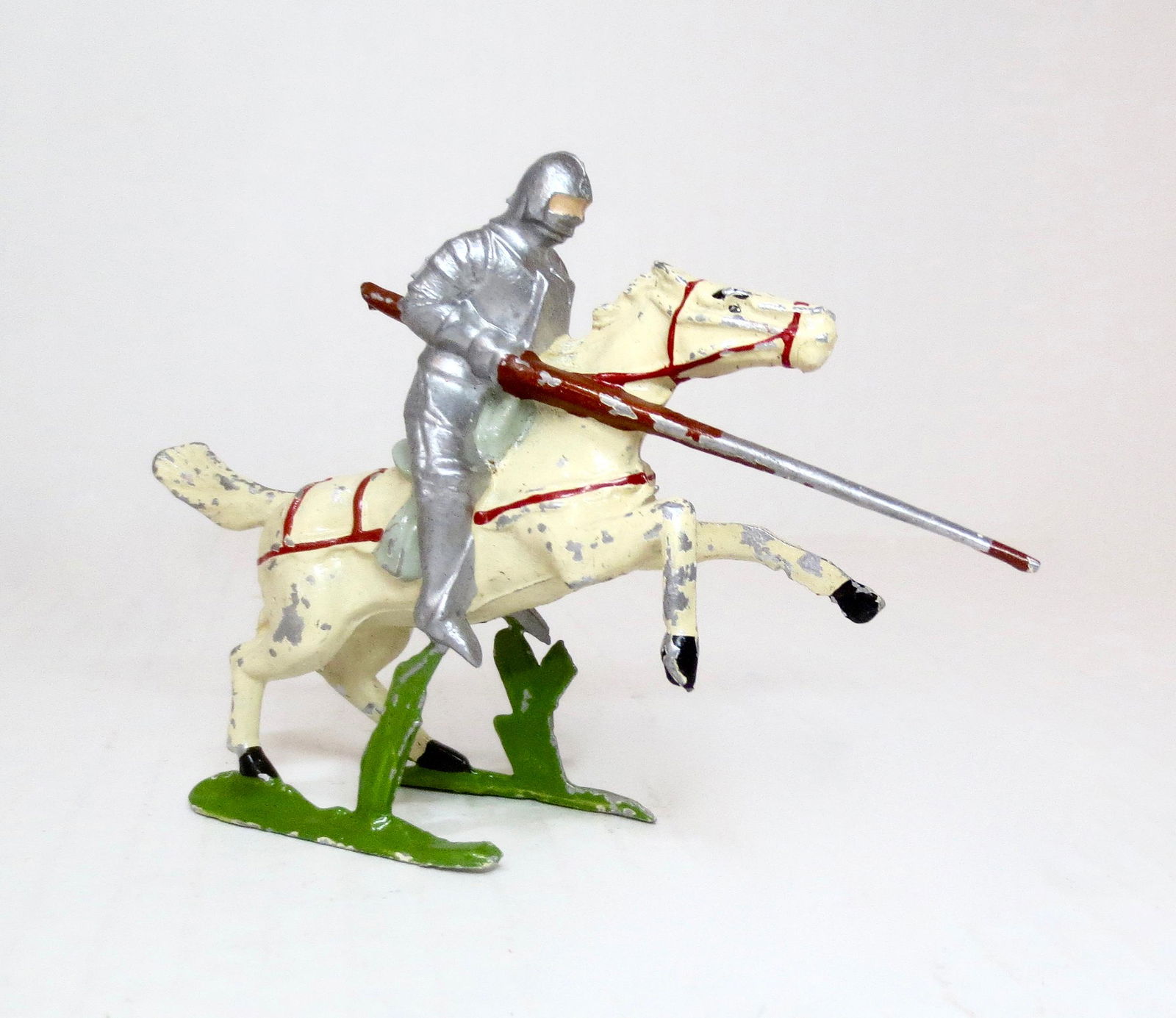 Domage et Compagne RARE Medieval Knight: Tournament Knight on rearing horse. 1 piece. Excellent condition. Unboxed.