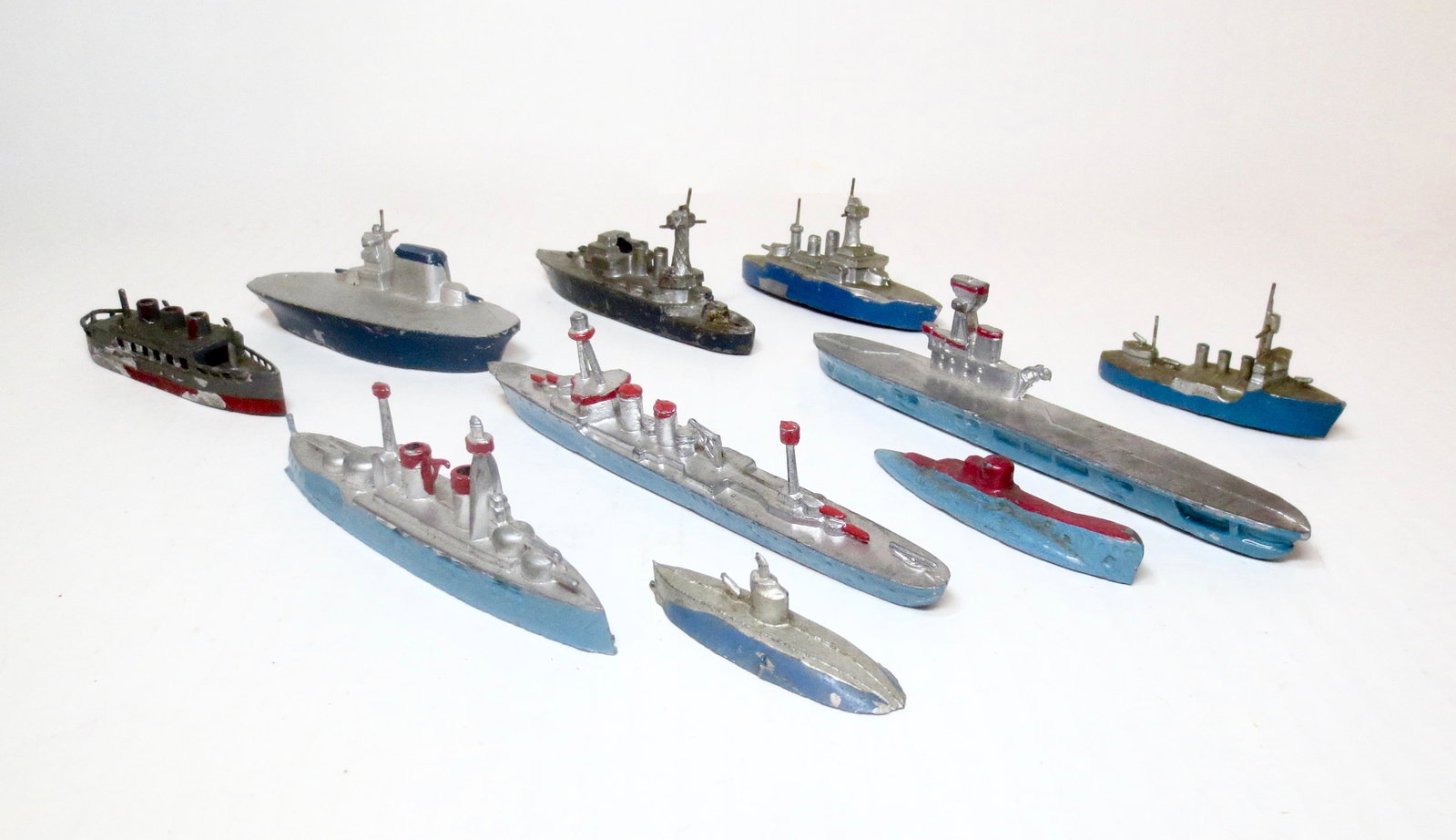 French Slush Cast Lead Battleships & Submarines: Excellent assortment from Charles Lanoy and other French makers. Largest battleship measures 160mm long. 10 pieces. Excellent condition. Unboxed.