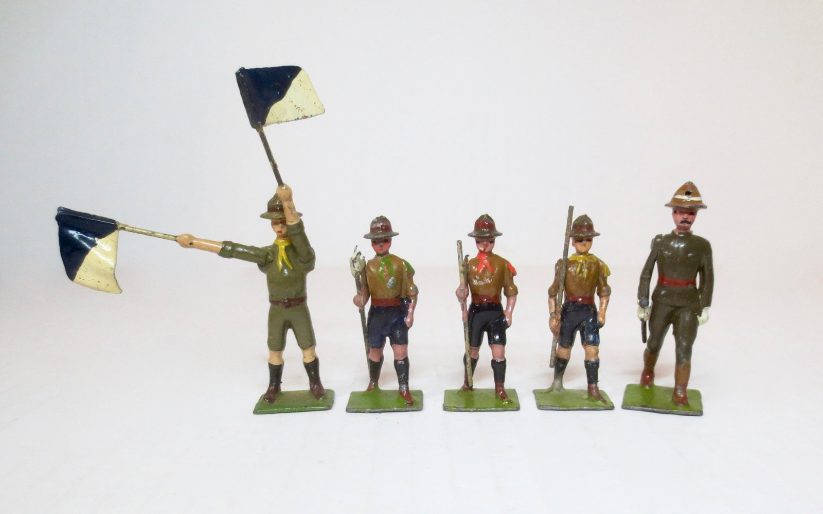 Britains Boy Scouts Selection: Pre and Post war issue. Includes: Scout Master, Scout with Signal Flags, Scouts with Hiking Staffs, and Scout with Flag. 5 pieces. Excellent condition. Unboxed.