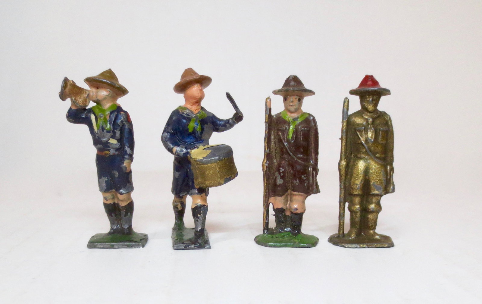 Johillco Boy Scouts and Sea Scouts: Rare Pre war figures. 4 pieces. Very good to good condition (drummer's face has been retouched). Unboxed.