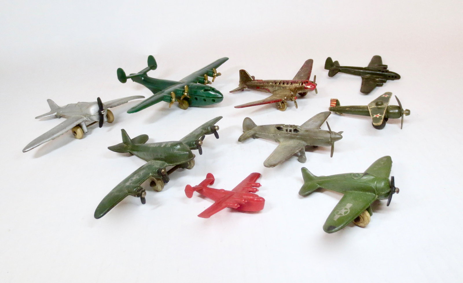 Vintage Hard Rubber and Plastic Airplanes: Assorted fighter planes from a variety of makers. 9 pieces. Excellent to very good condition. Unboxed.