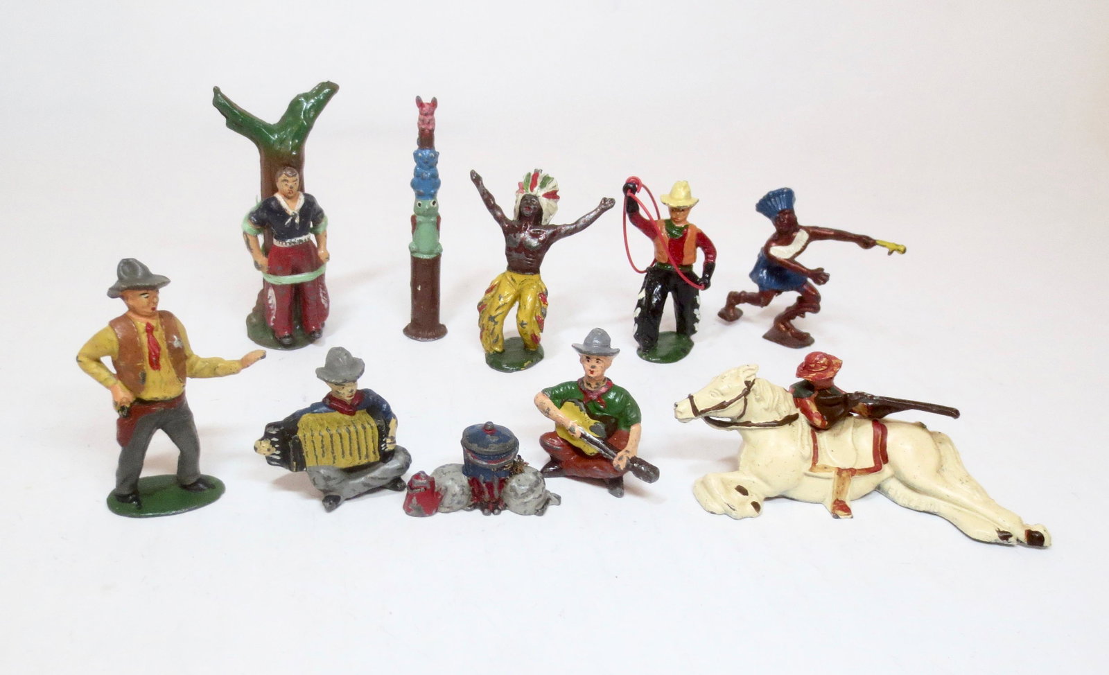 Assorted Wild West Cowboys and Indians: Cowboy and Indian Medley from a variety of British makers including Timpo, Benbros, Crescent and Johillco. 10 pieces. Excellent condition. Unboxed.