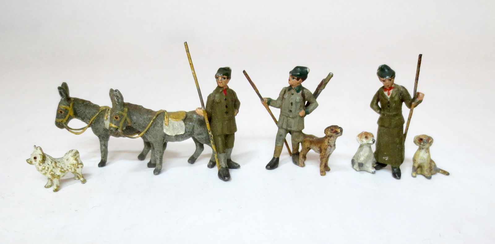 Heyde Miniature Alpine Hiking Figures: Trio of duplex and triplex figures plus two single figure dogs. 30mm. 5 pieces. Excellent condition. Unboxed.