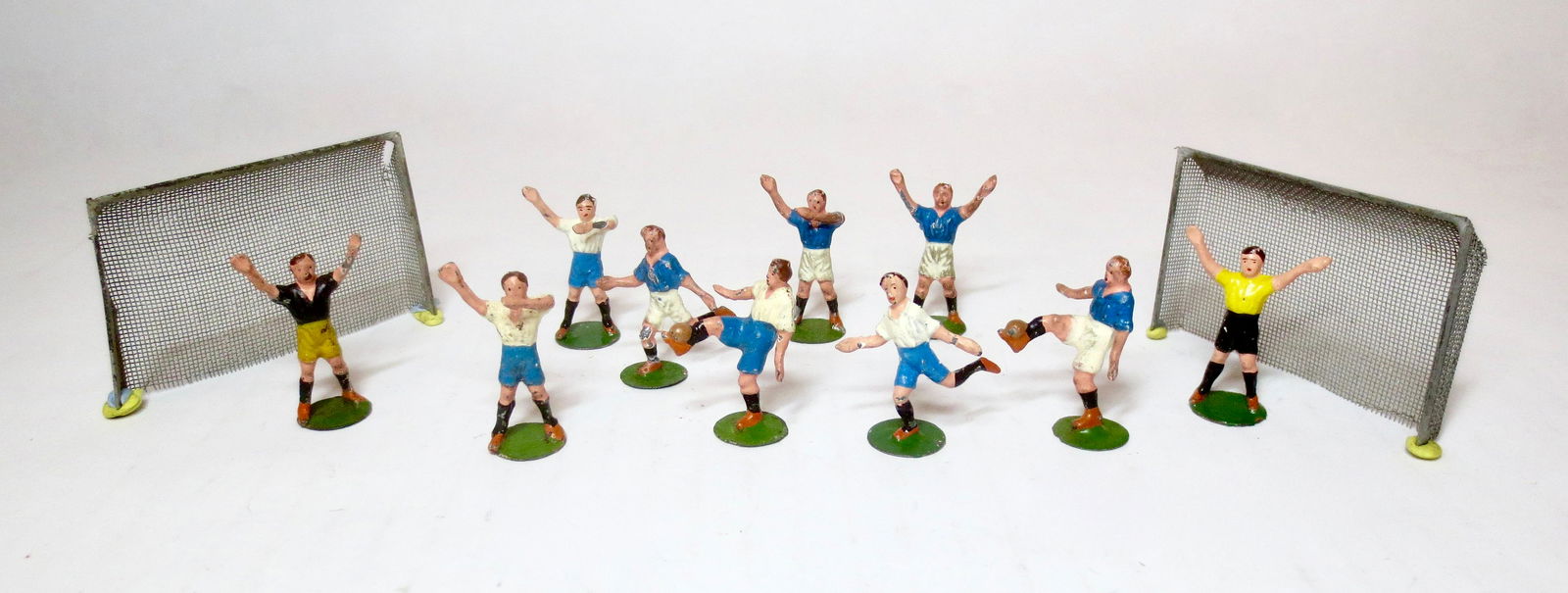 Heyde Miniature Soccer Players: Soccer players and Goals. 30mm tall. 12 pieces. Excellent to very good condition. Unboxed.