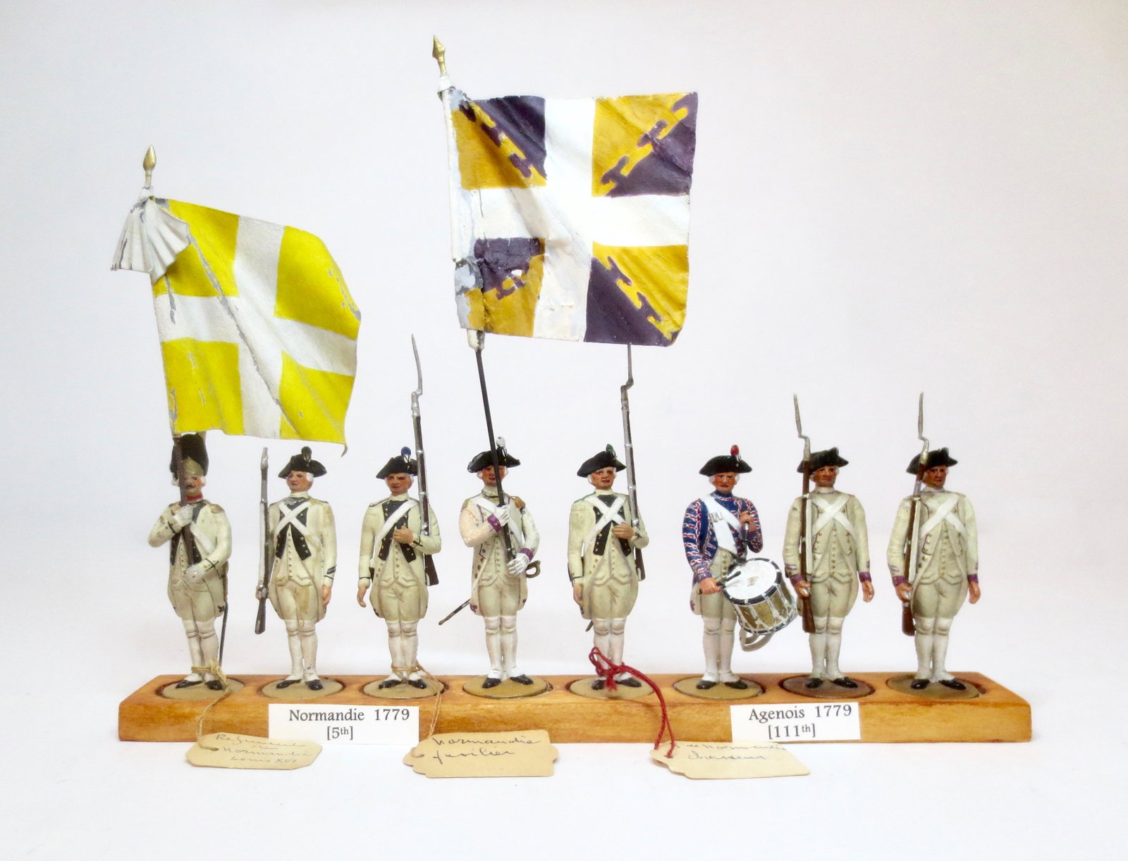 Metayer French Regiments & Colours of 1779: Normandie 5th Regiment, and 111th Agenois Regiment. 8 pieces. Excellent to very good condition (some paint wear and cracks on flags, Sergeant missing bayonet). Unboxed.