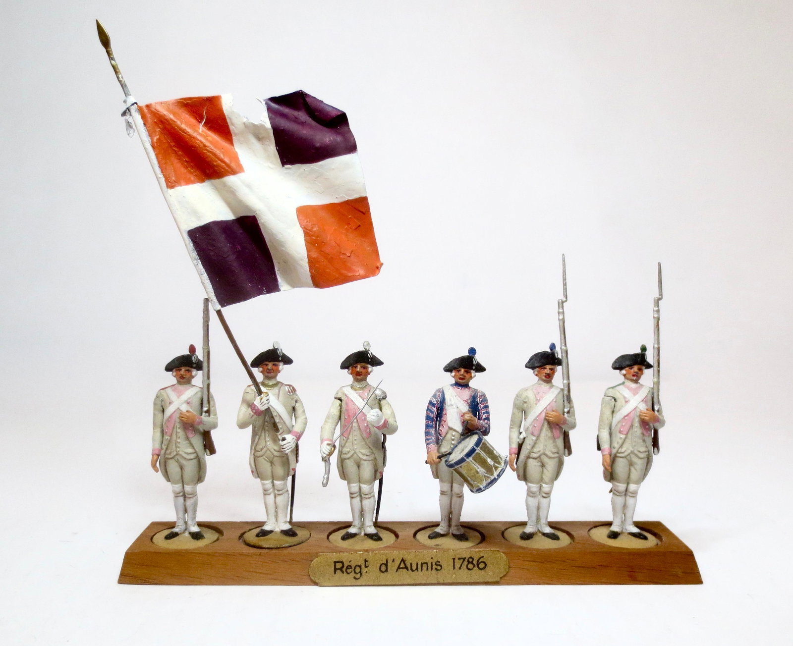 Metayer Regiment d' Aunis of 1786: Wonderful 6 piece set in excellent condition (some paint wear). Original Flag has been restored. Original wooden stand with Regimental name plate. Unboxed.
