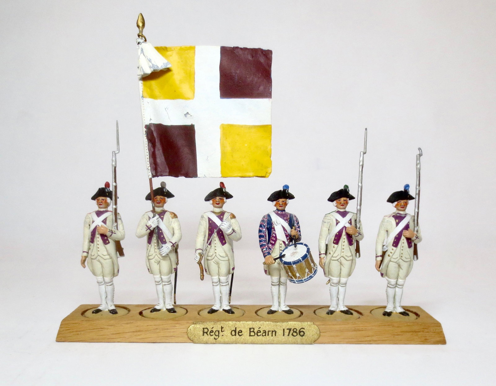 Metayer "Regiment de Bearne 1786": 7th/15th Regiment at attention with Colours. 6 pieces. Excellent overall condition (one bayonet missing, and flag nicely restored). On original wooden base. Unboxed.