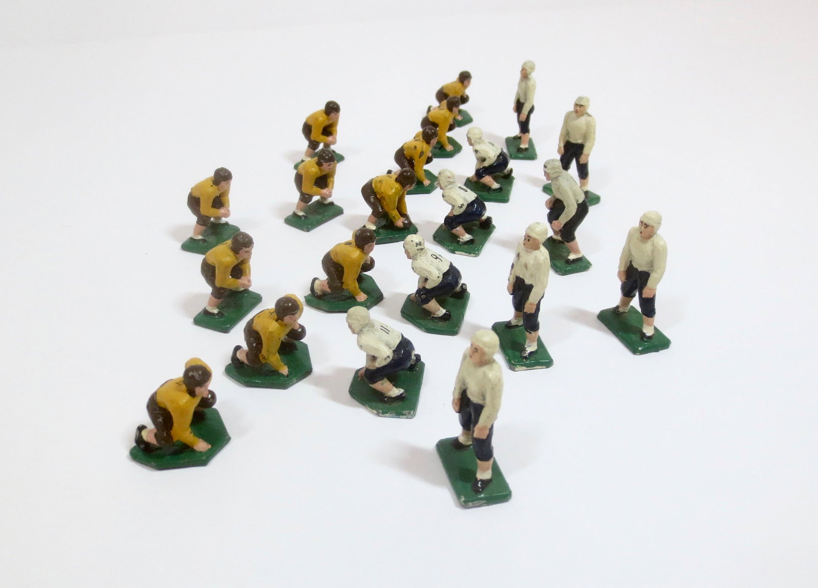 Eire American Football Teams: Two teams. Yellow and White uniforms with numbered jerseys. 40mm tall. 22 pieces. Excellent condition. Unboxed.