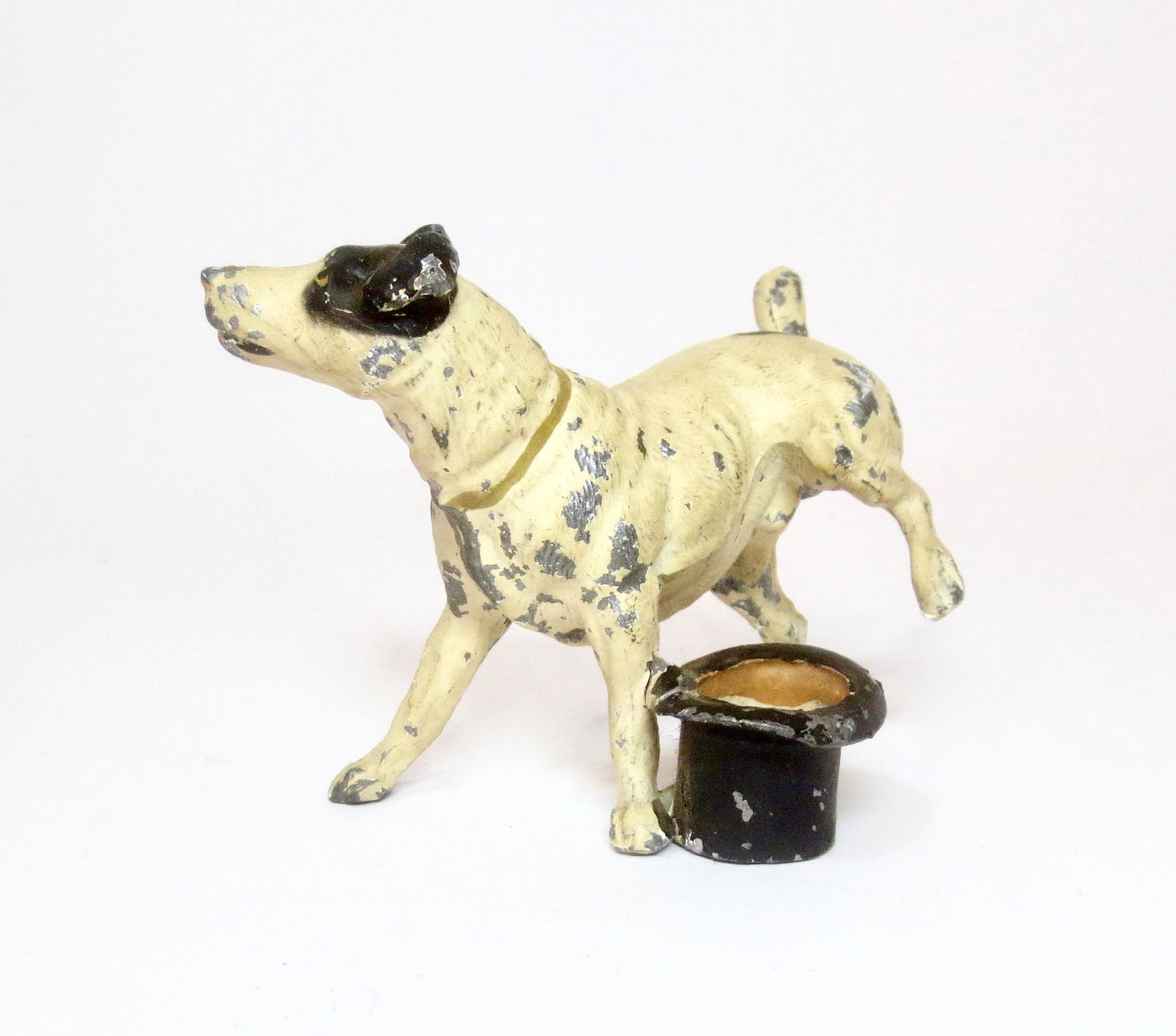 Heyde Large Scale Nippes Dog & Top Hat: Slyly humorous vignette of a dog peeing in his master's top hat. 65mm tall. Very good condition, with a few paint chips.