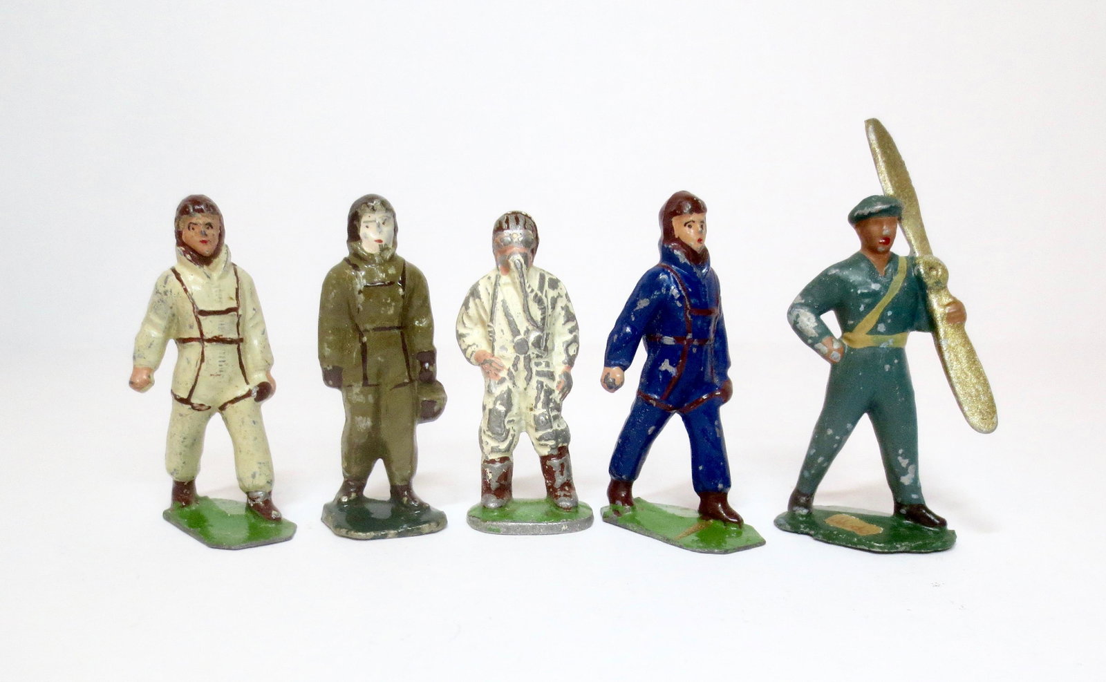 Assorted French Aviators: Variety of Pilots, and Serviceman. 54mm. 5 pieces. Excellent to good condition. Unboxed.
