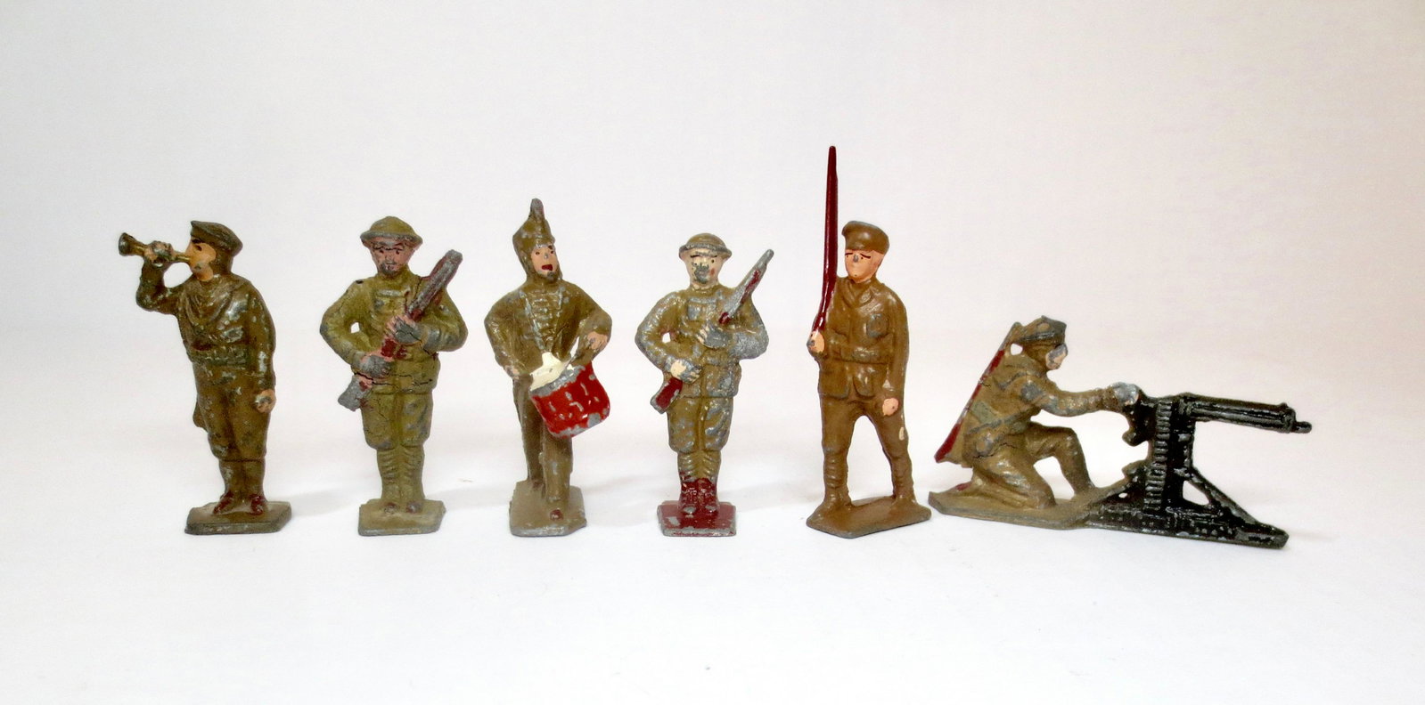 Jones American Seamen & Infantry: American Seaman Bugler & Gunner of 1914, American Infantry Private & Sergeant of 1917 with Flag, and American Infantry of 1935. 6 pieces. Good to fair condition. Unboxed.