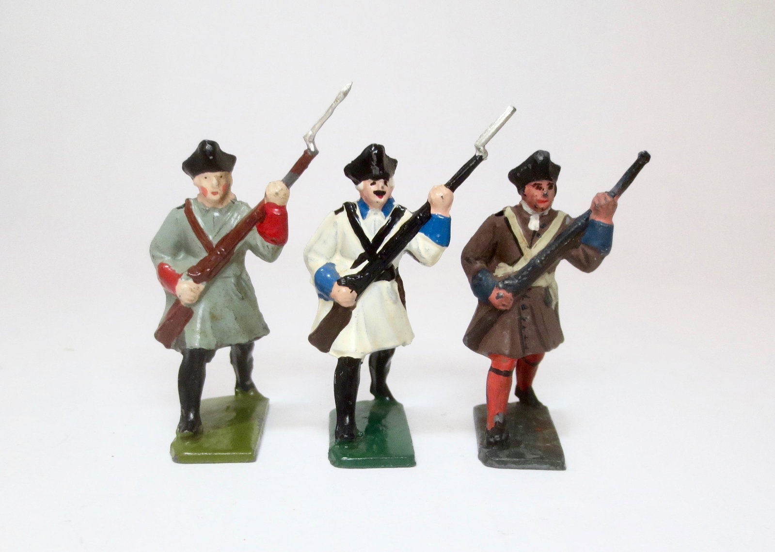 Jones French-Canadian Militia of 1763: Running with muskets at the ready. 3 pieces. Excellent to very good condition (one missing bayonet). Unboxed.