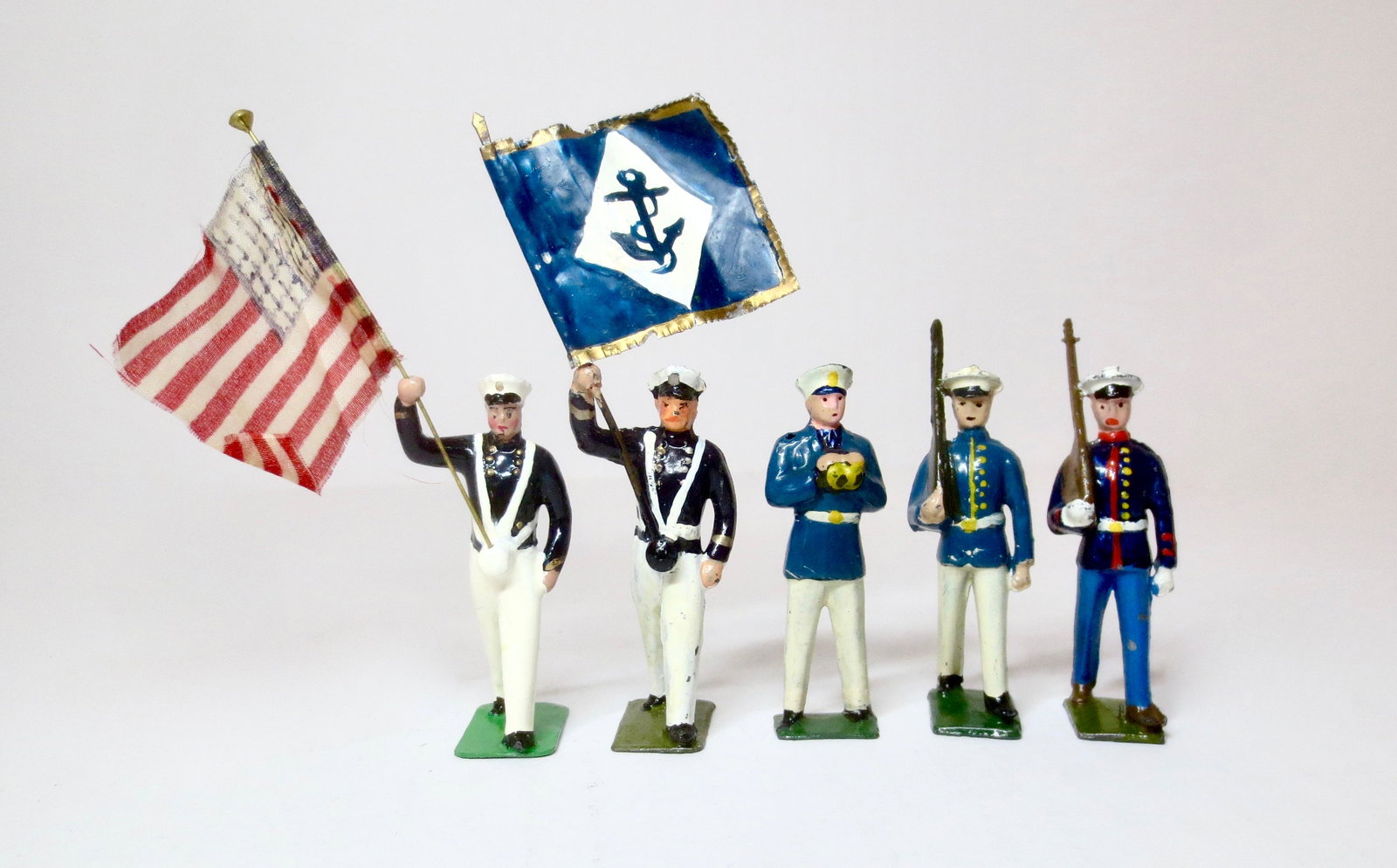 Jones U.S. Marines Figures: Flagbearers (one with cloth flag, the other with paper flag), Officer and Infantry. 5 pieces. Excellent to very good condition (some retouching). Unboxed.
