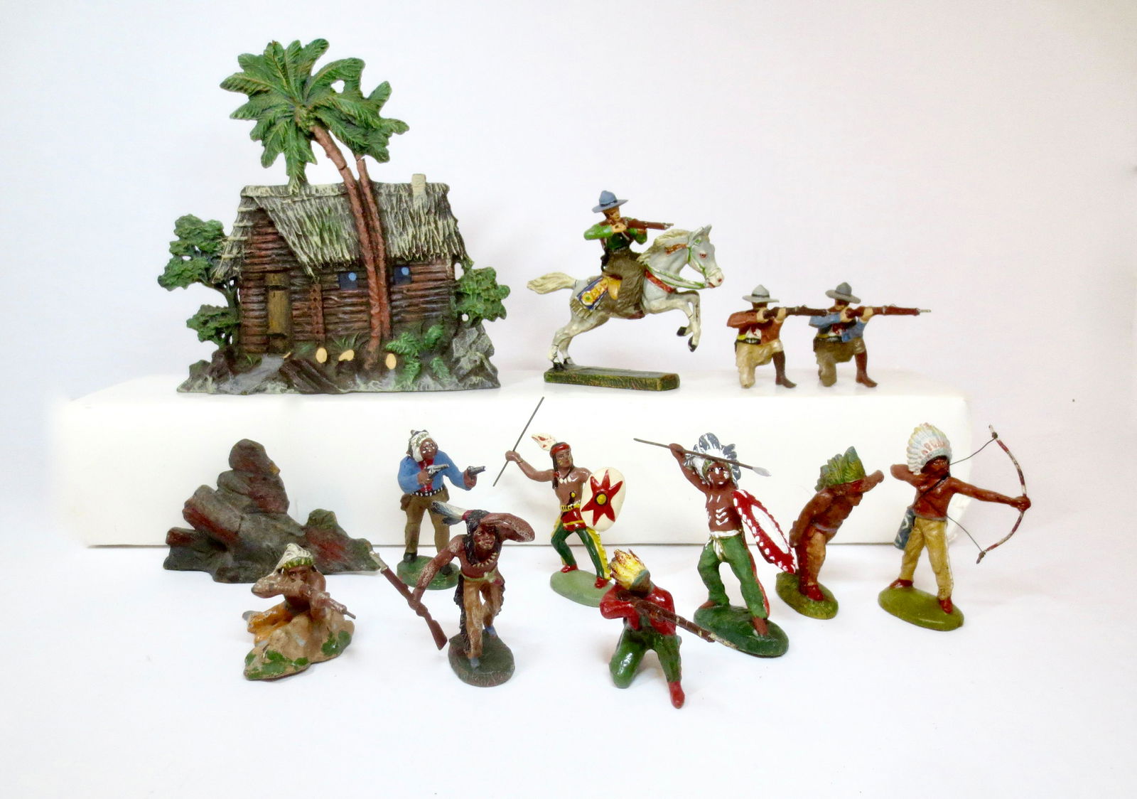 Elastolin Cowboys and Indians: Large array of Wild West figures and accessories. 13 pieces. Excellent to very good condition, with some minor cracks. Unboxed.