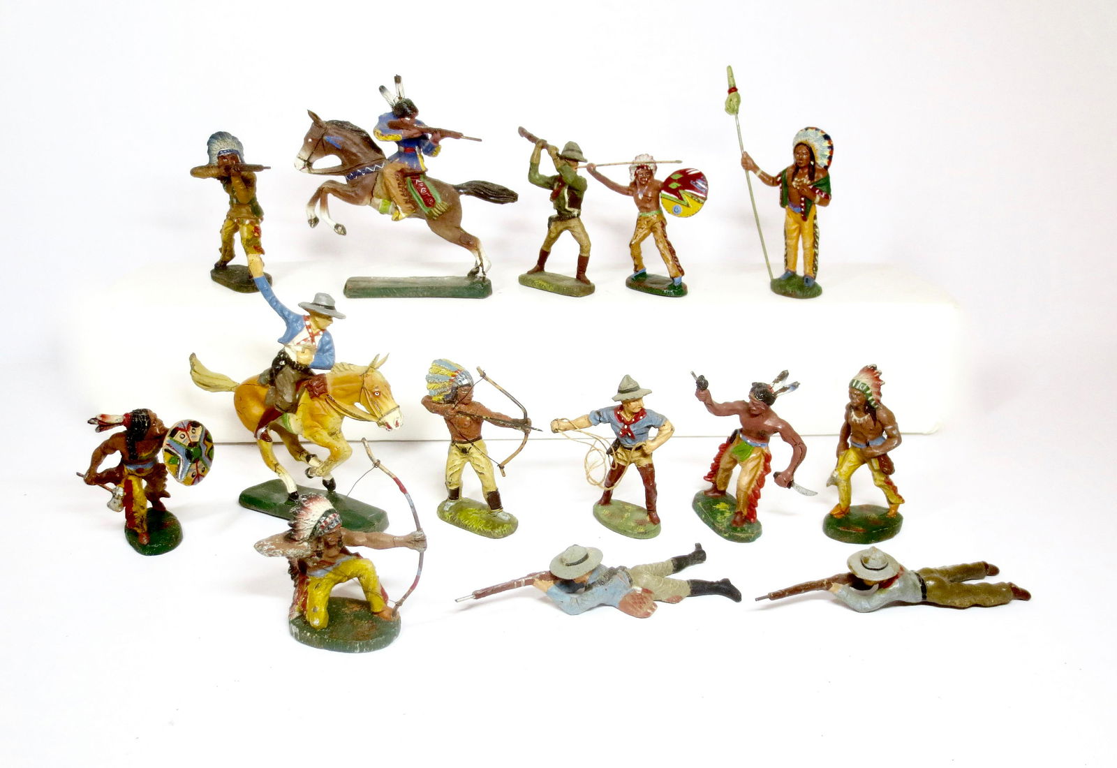 Elastolin Cowboys and Indians: Large assortment of Wild West figures. 14 pieces. Excellent to very good condition. Unboxed.