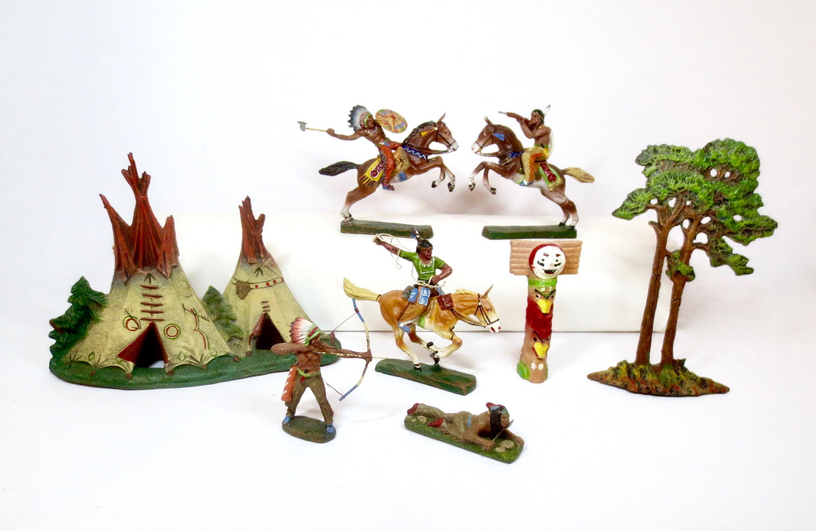 Elastolin American Indians: Teepees, Trees, Totem Pole and Indians mounted & on foot. 8 pieces. Excellent condition (minor cracks). Unboxed.