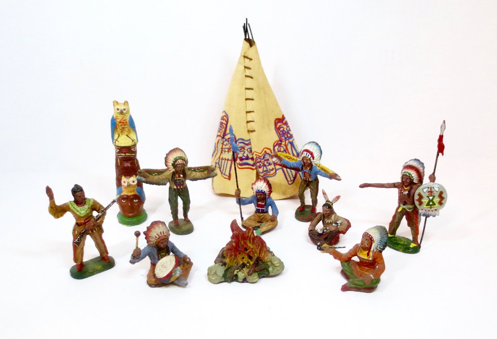 Elastolin American Indians: Wild West Indians gathered around the fire, with Totem Pole and Teepee. 11 pieces. Excellent condition, with a few minor cracks. Unboxed.