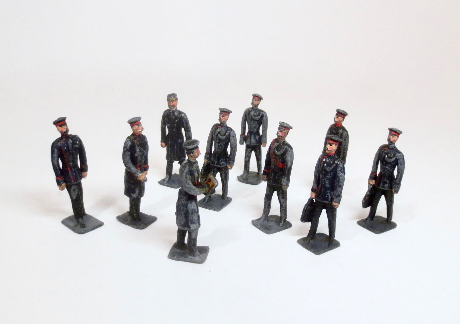 Heyde Railway Figures: Station Master and Porters. 48mm tall. 10 pieces. Very good to good condition, with some paint wear. Unboxed.