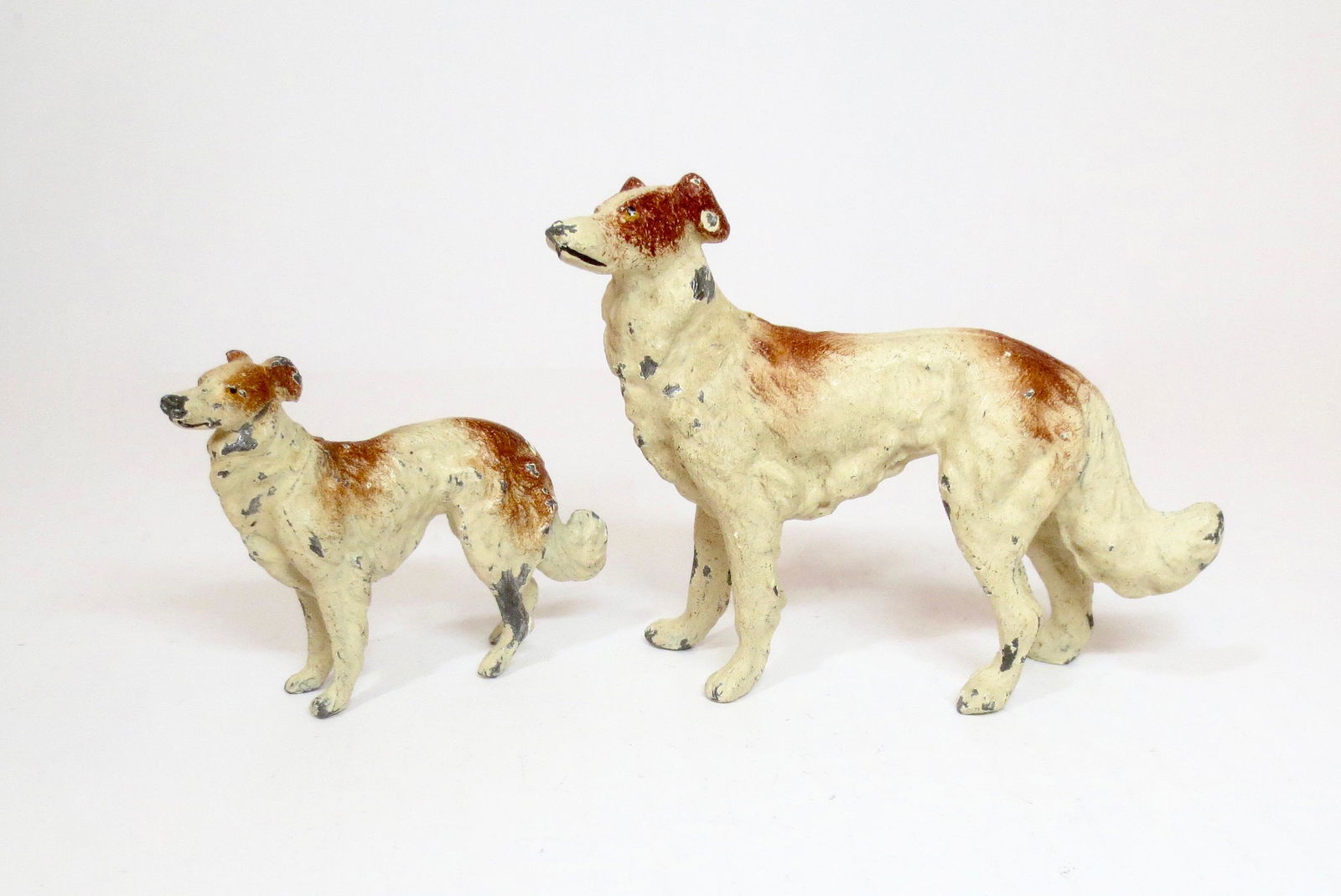 Heyde Large Scale Dogs: Lovely pair. 55mm to 80mm tall. Excellent condition, with a few minor chips. Unboxed.