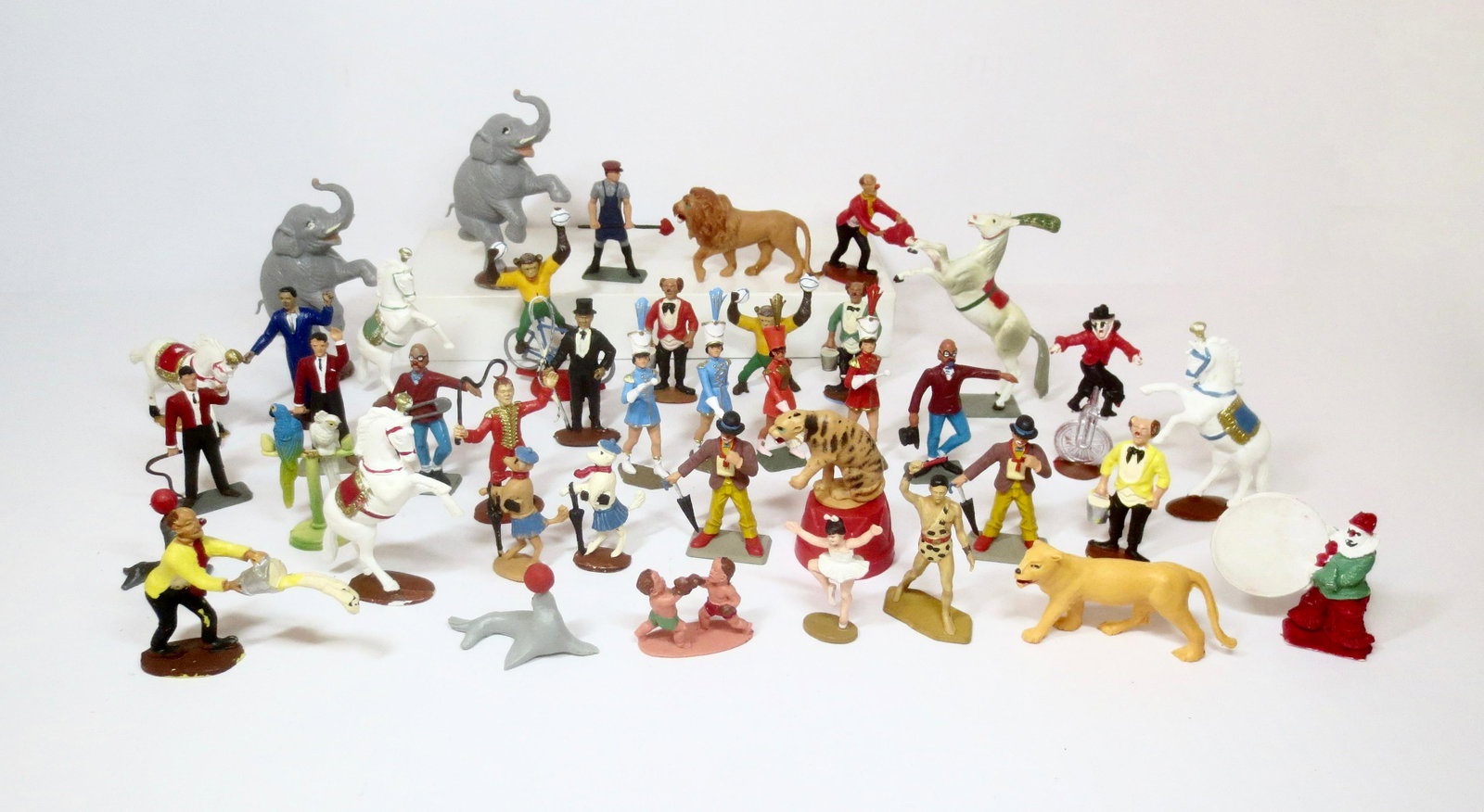 Charbens & Starlux Plastic Circus Figures: Large assortment of circus animals, acrobats, clowns and musicians. 42 pieces. Excellent condition. Unboxed.