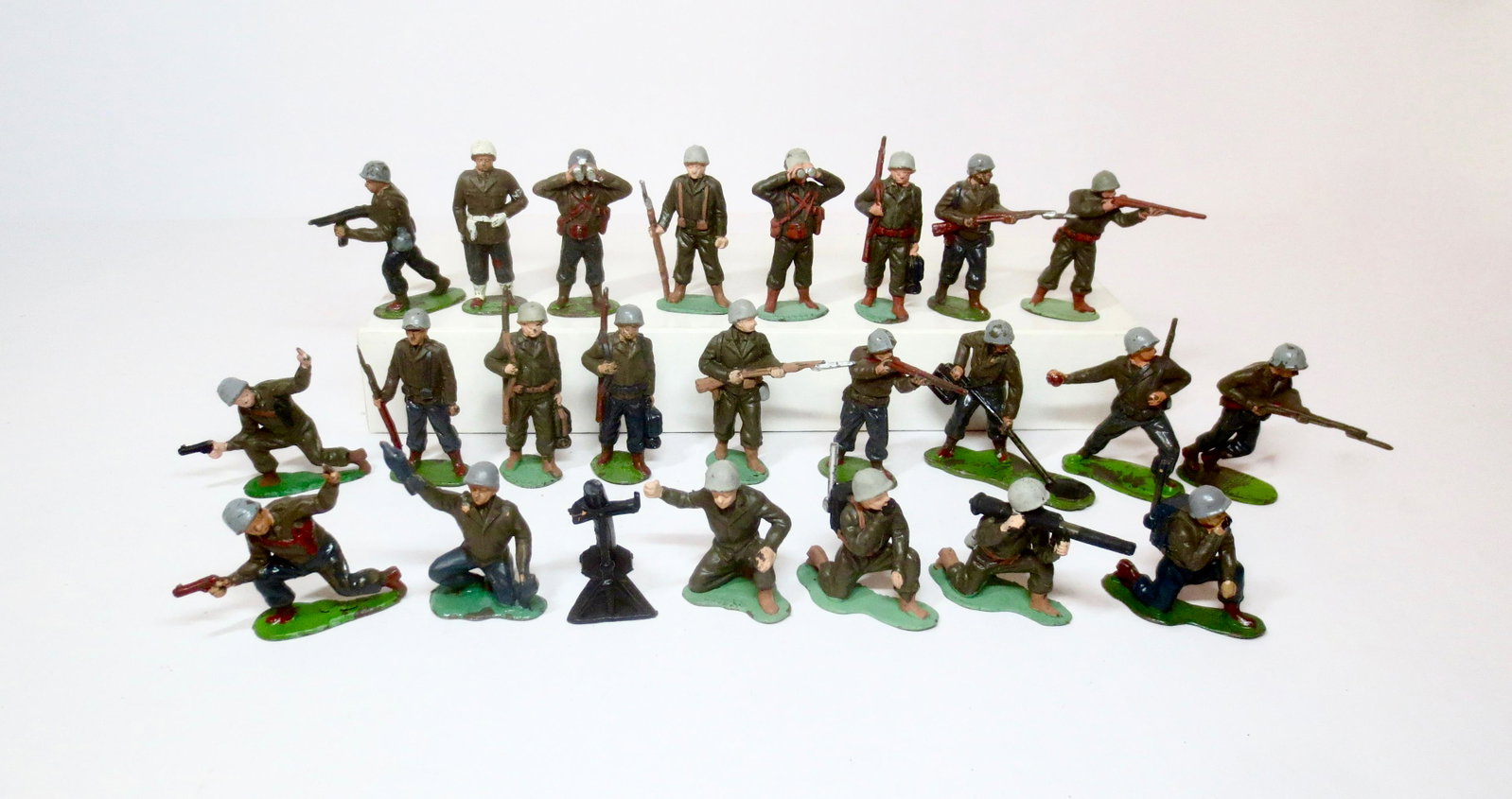 Timpo Plastic U.S. Infantry: Large assortment of figures in action poses. 24 pieces. Excellent condition. Unboxed.
