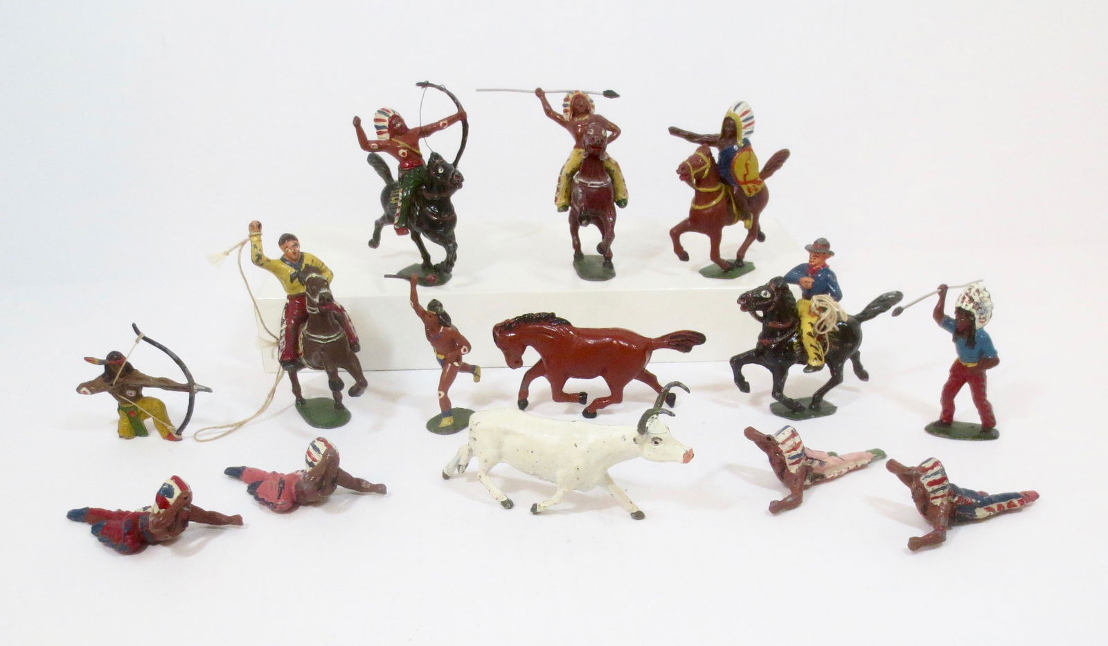 Timpo Cowboys and Indians: Fine array of Wild West figures. 14 pieces. Excellent to very good condition. Unboxed.