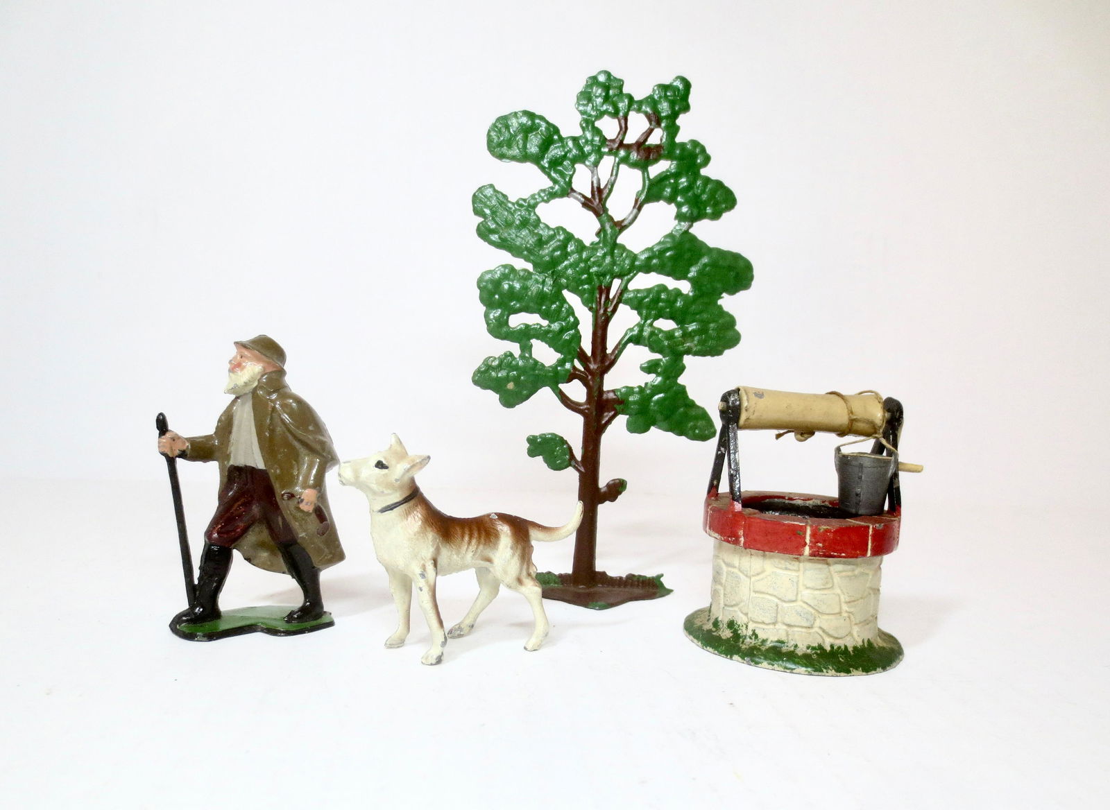 French Makers Traveler with Dog and Well: Nice selection of lead figures and accessories. Traveler is 70mm tall. 4 pieces. Excellent condition. Unboxed.