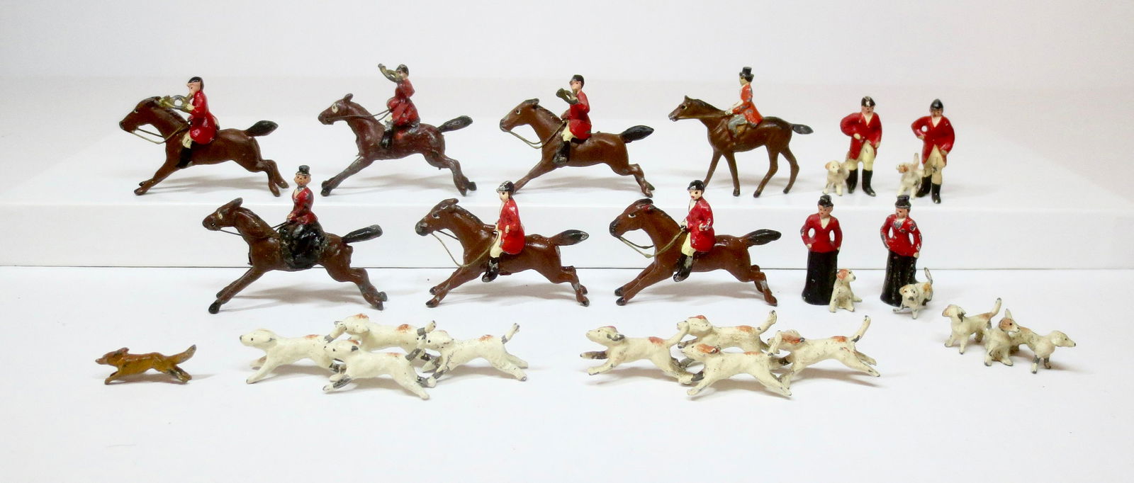 Heyde Hunt Figures & Vignettes: Mounted hunters and hounds at full run chasing a fox, with foot figure vignettes. 25-30mm. 15 pieces. Excellent condition. Unboxed.