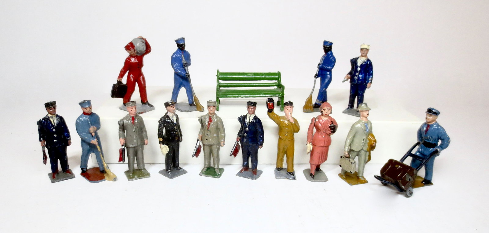 French Makers Railroad Train Figures: Variety of Passengers with Train Porters, Station Master and Clean-up Crew. 54mm. 16 pieces. Excellent condition. Unboxed.