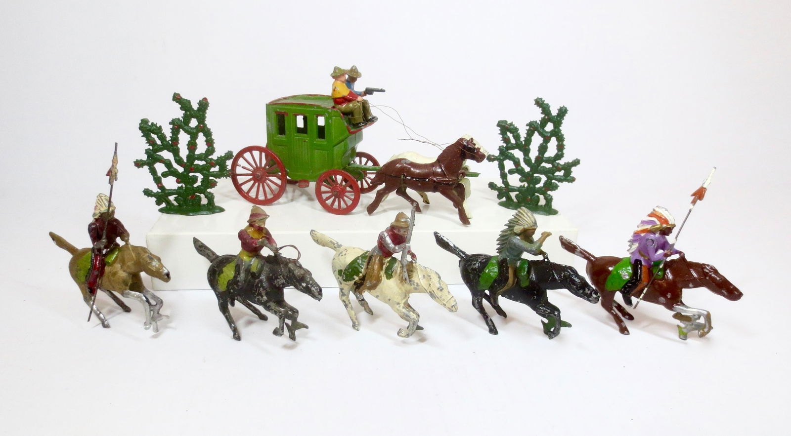 French Makers Wild West Assortment: Mounted Cowboys and Indians, with Stage Coach and Cacti. 12 pieces. Excellent to good condition, with paint loss. Unboxed.