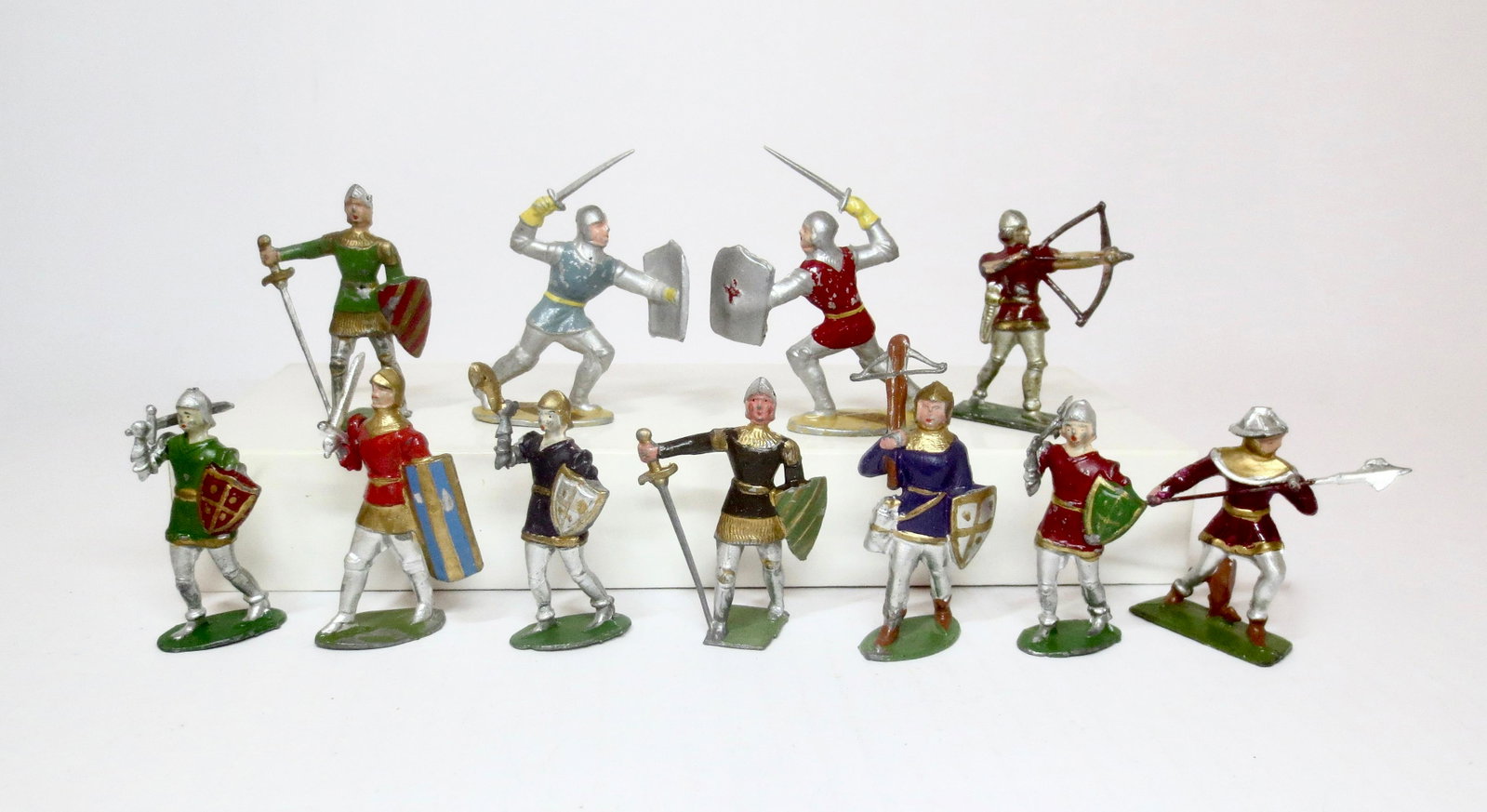 French Makers Medieval Knights: Aluminum and lead Foot Knights from G.M. and other makers. 11 pieces. Excellent condition. Unboxed.
