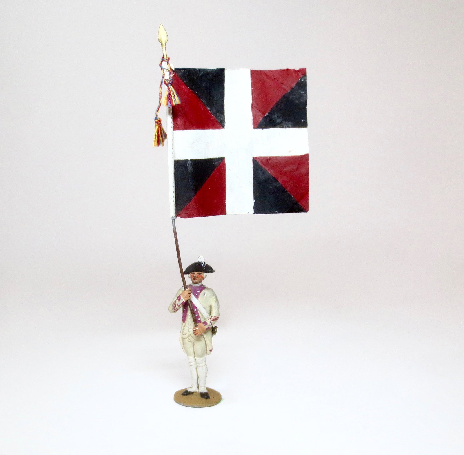 Metayer RARE "Ancien Regime" Standard Bearer: Dauphine 21st Regiment of 1786. Modeled by Madam Fernande Metayer, one of France's premier makers of military miniatures. Circa 1950`s - 70`s. 54mm. Very good condition, with a bit of paint loss. Unbo
