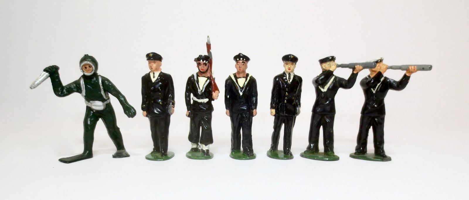 Timpo Royal Navy Figures with Frogman: Super selection of maritime figures including a Rare Frogman (possibly made by Timpo or Reynolds). 7 pieces. Near mint to excellent condition. Unboxed.