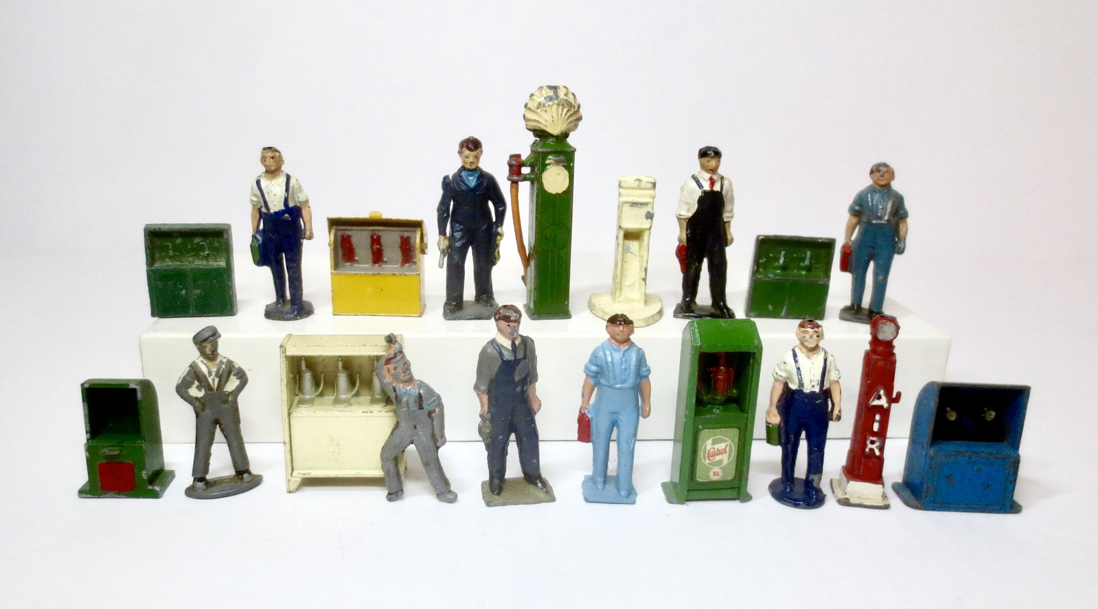 British Garage Mechanics & Accessories: Wide array of figures, petrol pumps, and oil cabinets from Britains, Crescent, Johillco and Pixyland. 19 pieces. Excellent to very good condition. Unboxed.
