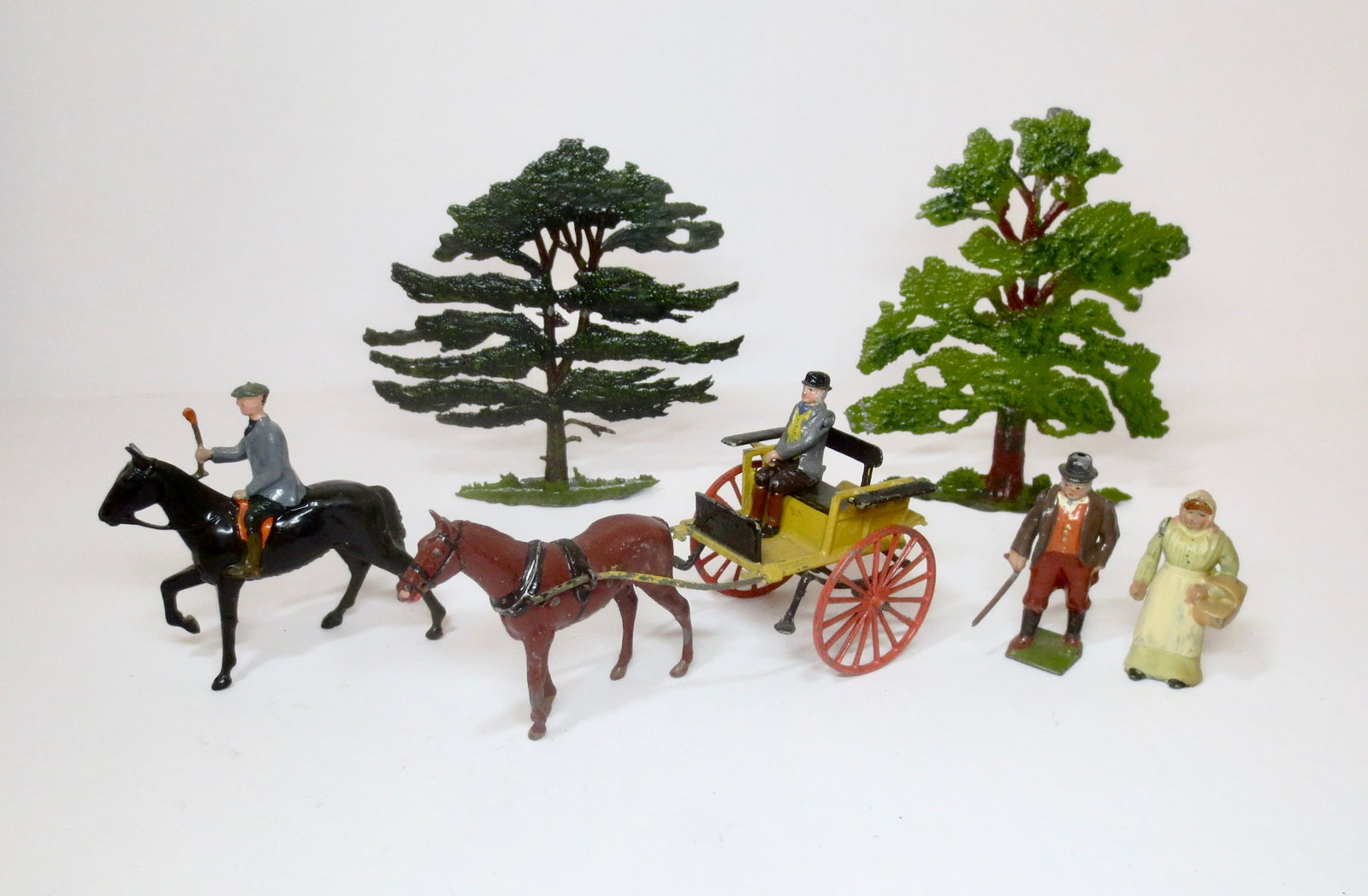 Britains Farm Selection: Farmer's Gig, Gentleman Farmers mounted and on foot, Farmer's Wife, Oak and Cedar Trees. 8 pieces. Excellent condition. Unboxed.