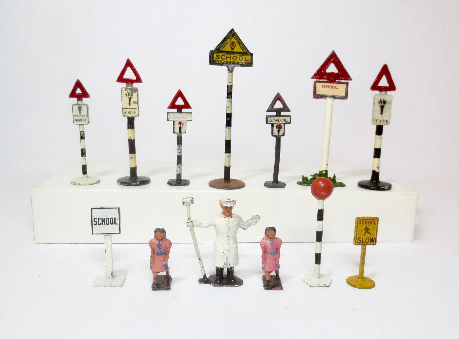 British Makers School Crossing Selection: Crescent Crossing Guard with Children, and a variety of School road signs. 13 pieces. Excellent condition. Unboxed.