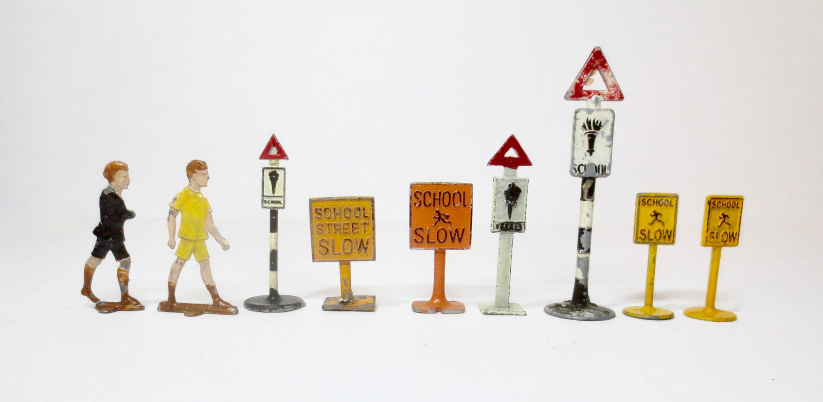 School Children & Signs: Two 45mm School Children Flats, and a wide variety of School Signs. 9 pieces. Excellent to very good condition. Unboxed.