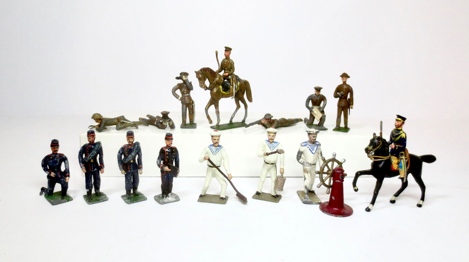 Heyde Army and Navy Assortment: 50mm. 16 pieces. Excellent to very good condition. Unboxed.