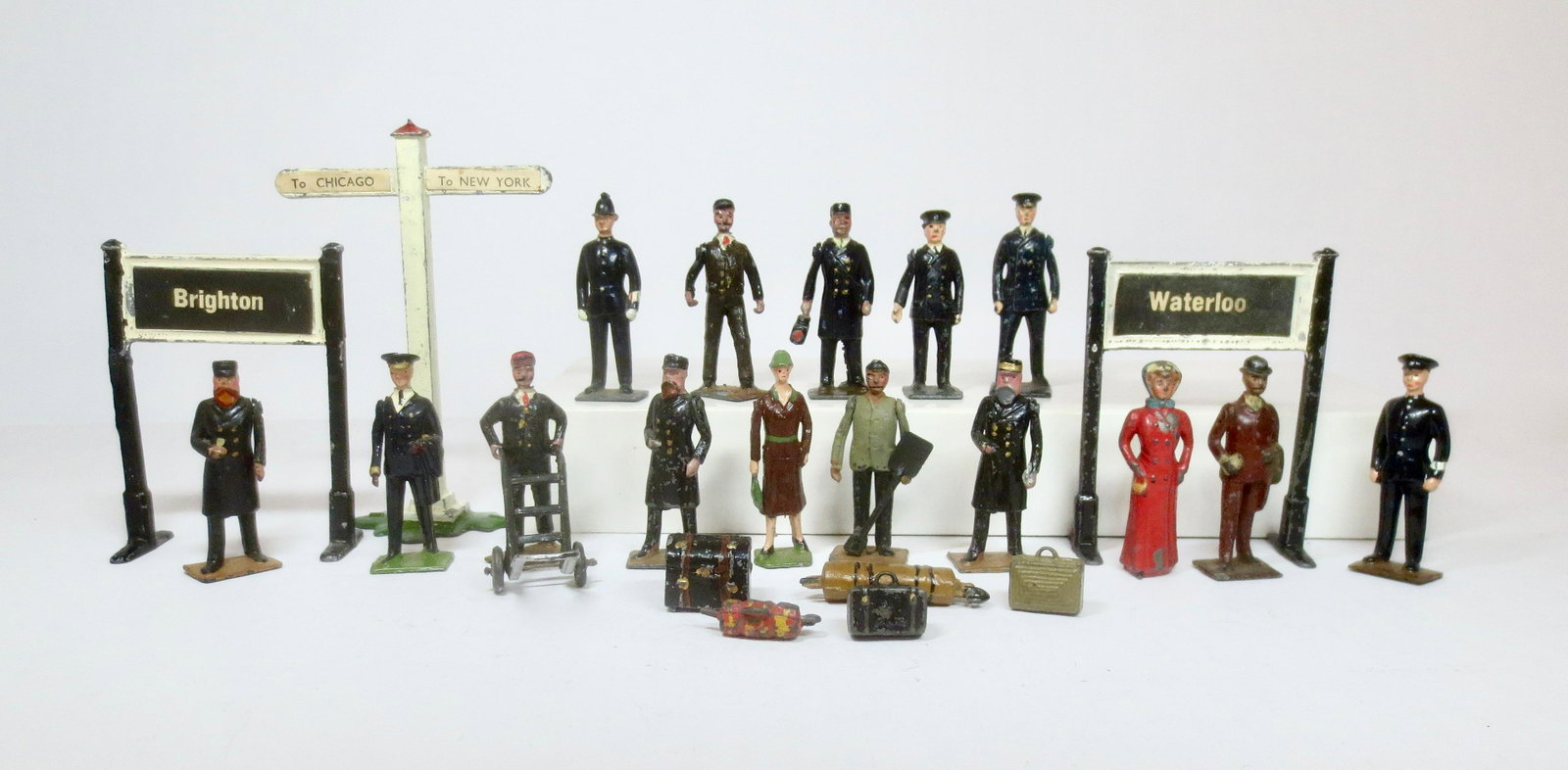 Britains Railway Figure Assortment: Pre and Post war figures and accessories. 25 pieces. Excellent to very good condition. Unboxed.