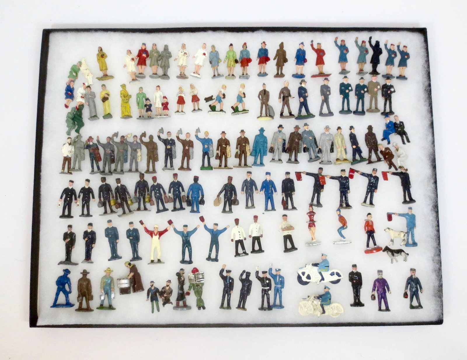 Small Scale Train Figure Collection: Wide variety of figures from assorted makers. 35mm-40mm tall. 115 pieces. Excellent condition. Unboxed.