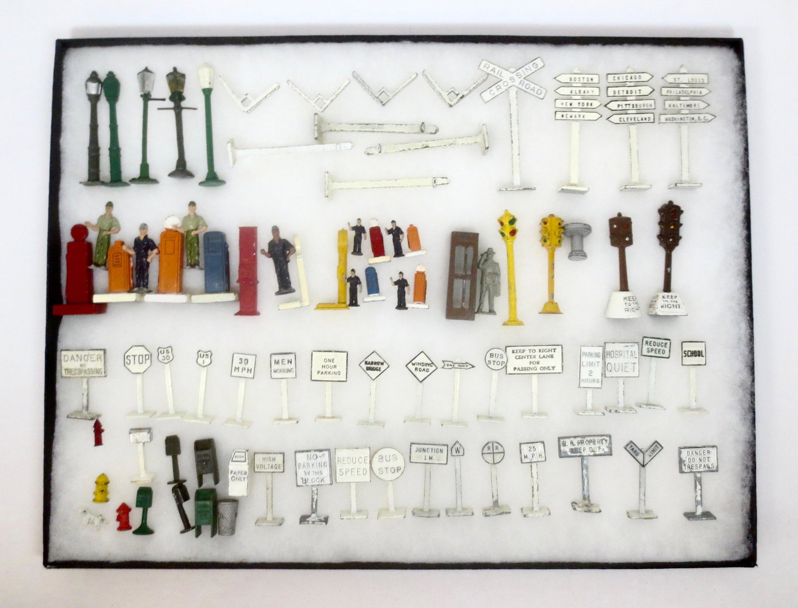 Small Scale Train Figure & Accessories: Figures are 40mm tall. 78 pieces. Excellent condition. Unboxed.